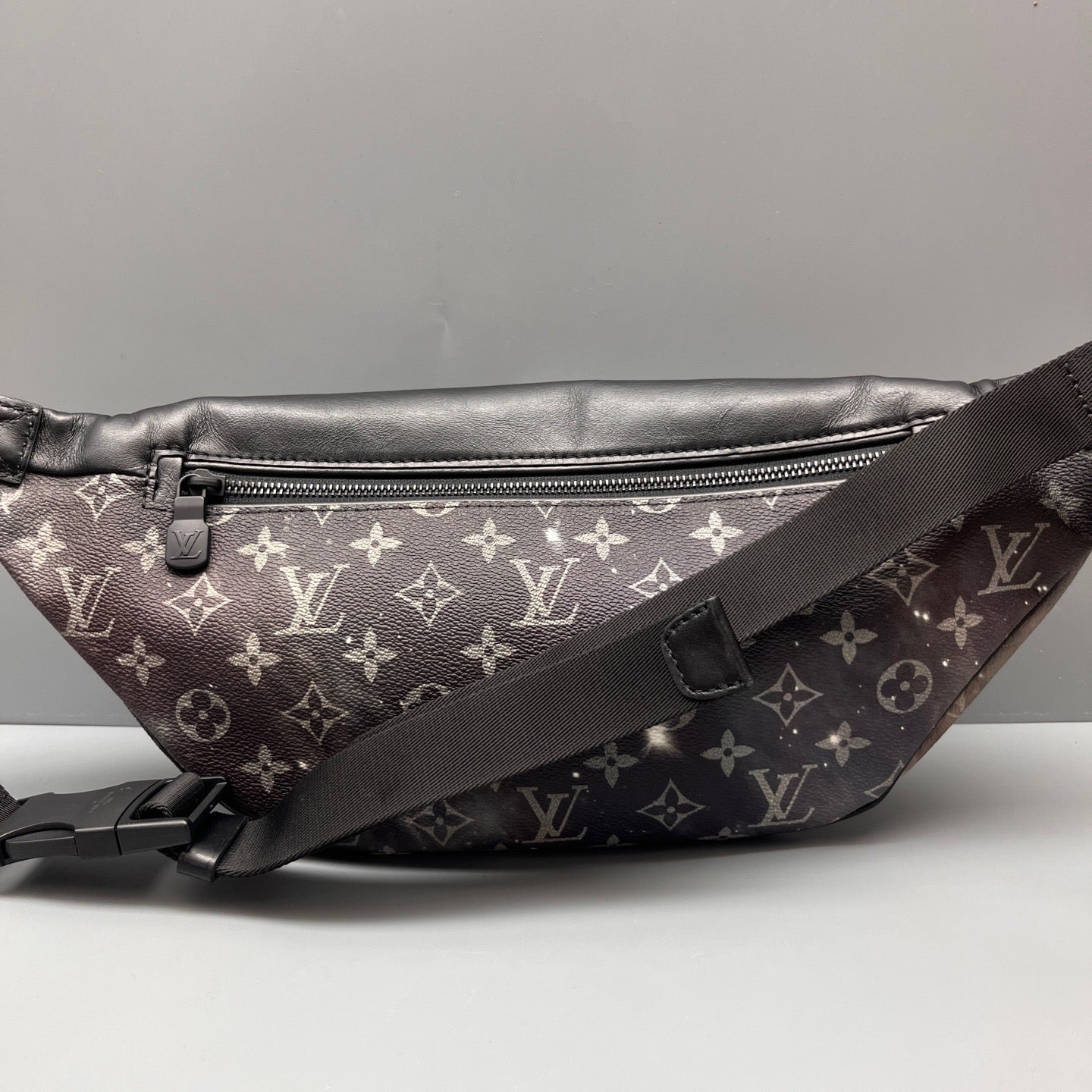 Louis Vuitton - Discovery Bumbag 'Galaxy' Collection - Monogram coated canvas with leather trim - Multicolour - (large)