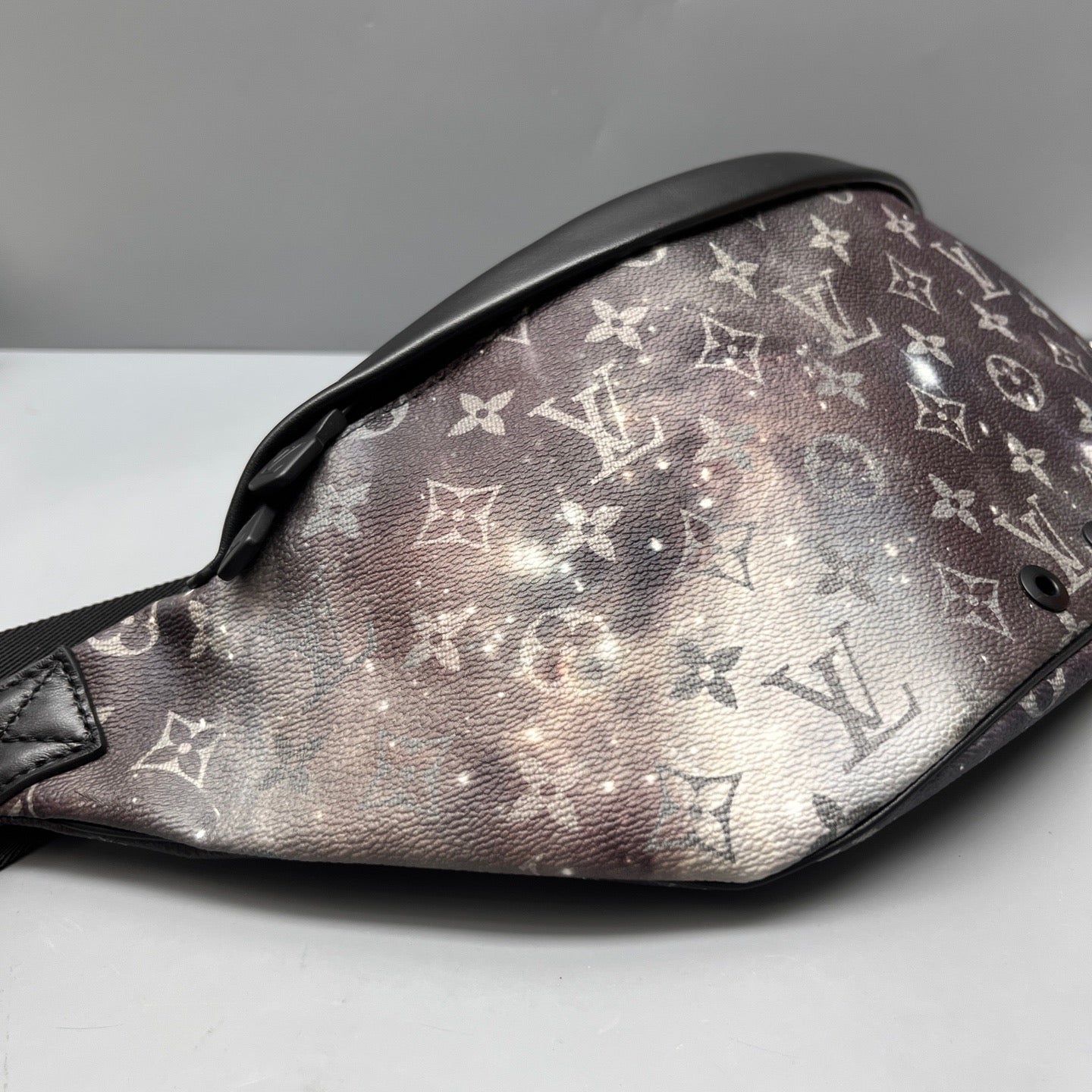 Louis Vuitton - Discovery Bumbag 'Galaxy' Collection - Monogram coated canvas with leather trim - Multicolour - (large)