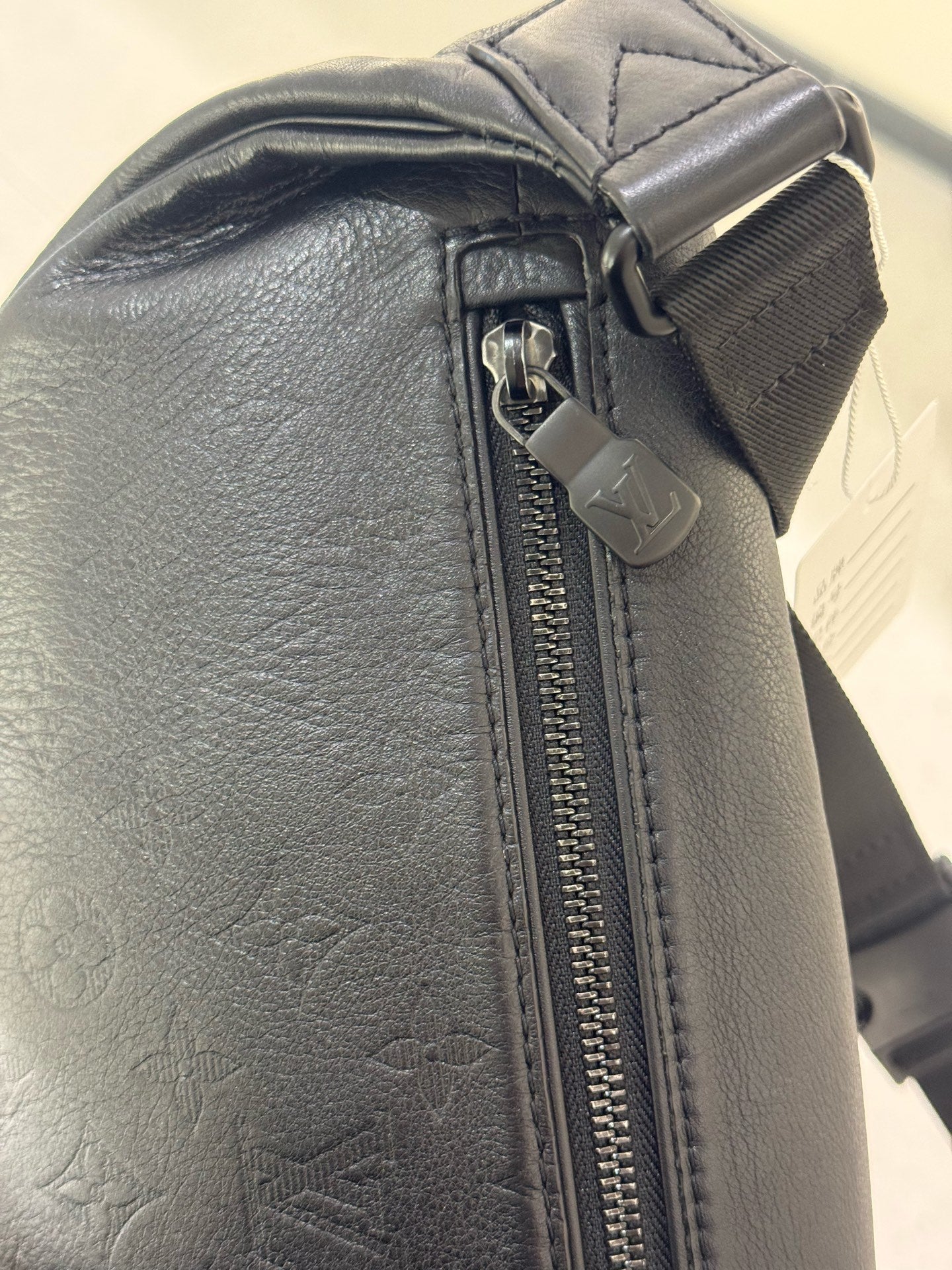 Louis Vuitton - Discovery - Leather - Black - (Medium)