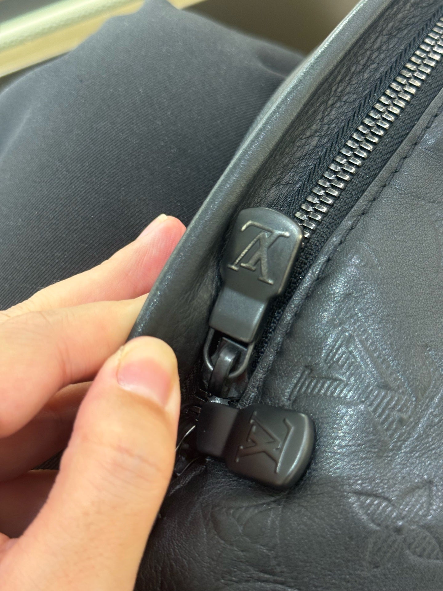Louis Vuitton - Discovery - Leather - Black - (Medium)