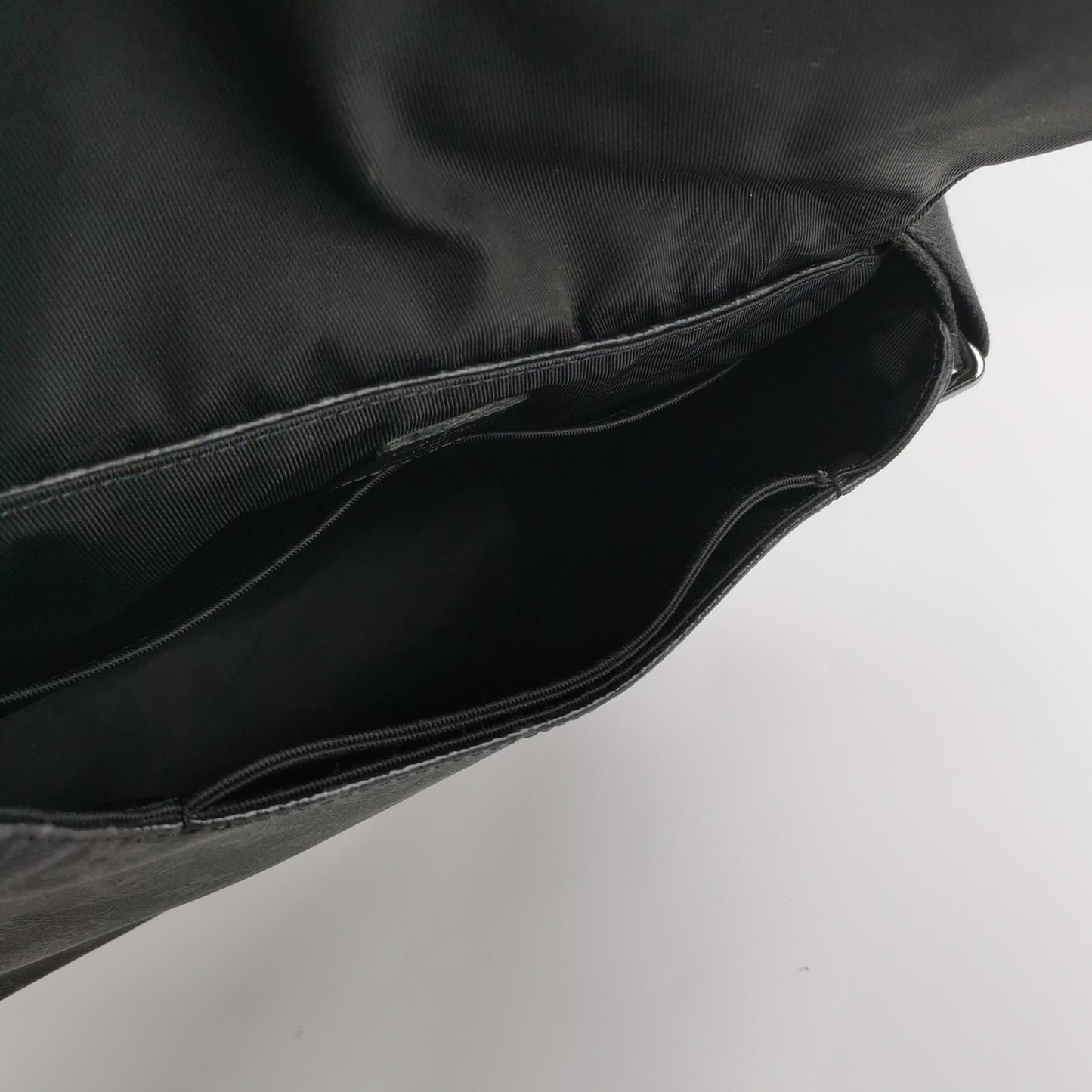 Louis Vuitton - District - Leather - Black