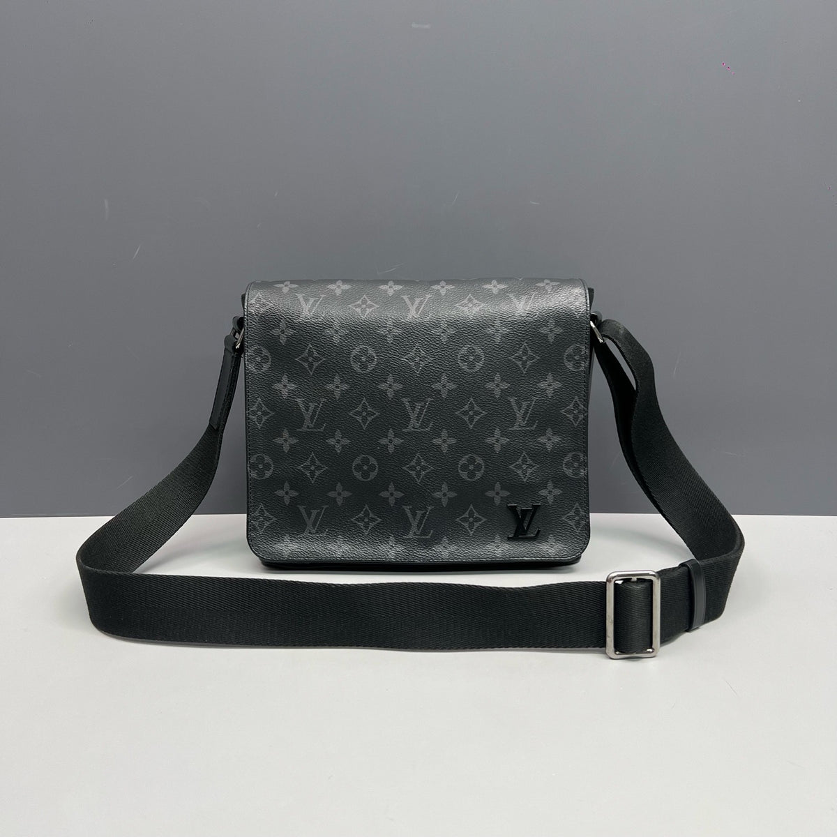 Louis Vuitton - District - Cloth - Black - (Small)