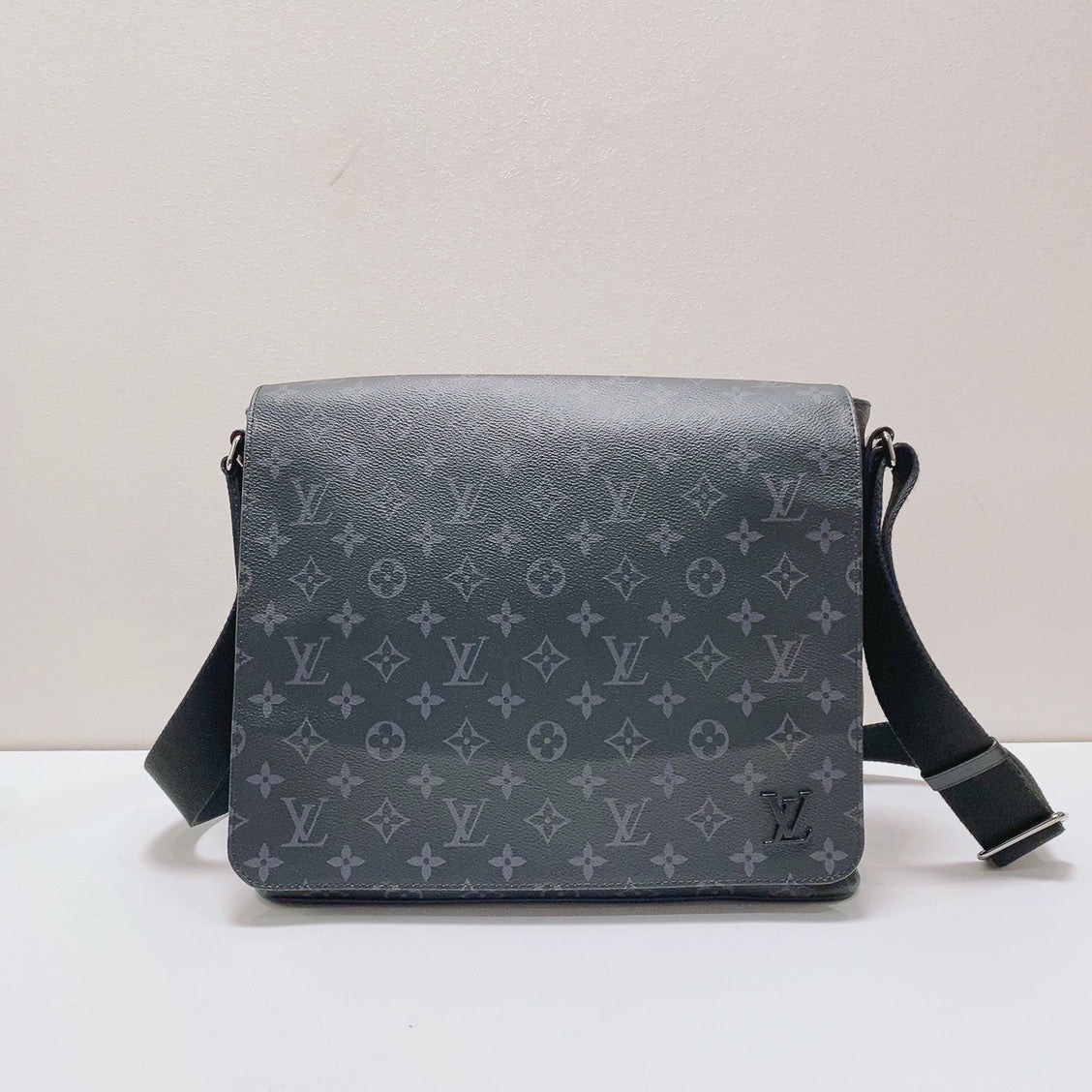 Louis Vuitton - District - Leather - Black - (medium)