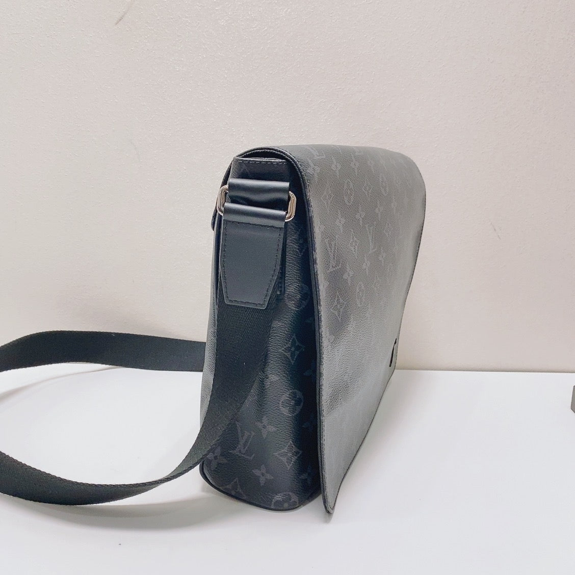 Louis Vuitton - District - Leather - Black - (medium)
