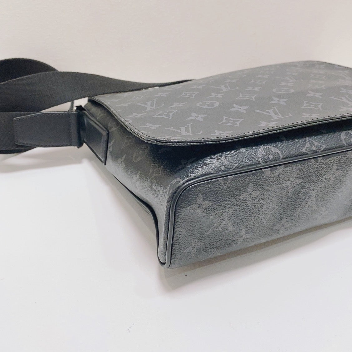 Louis Vuitton - District - Leather - Black - (medium)