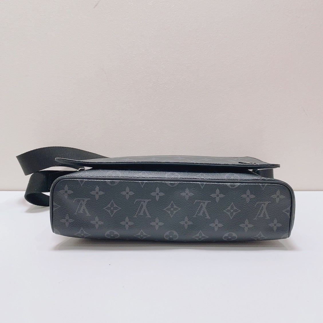 Louis Vuitton - District - Leather - Black - (medium)