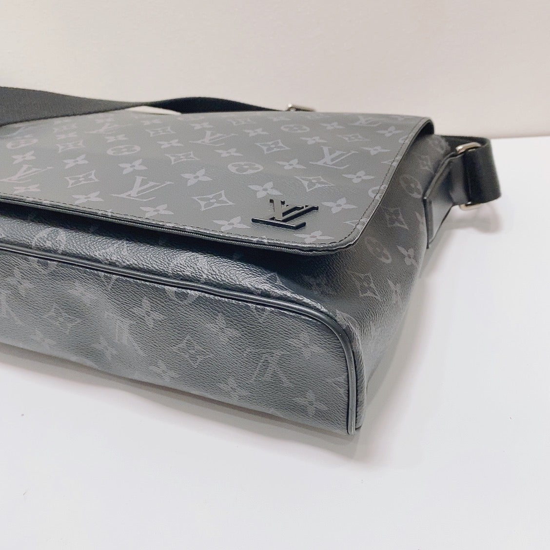 Louis Vuitton - District - Leather - Black - (medium)