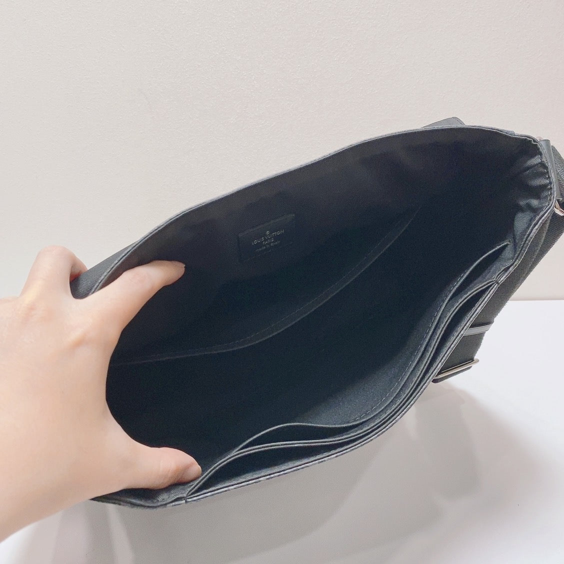 Louis Vuitton - District - Leather - Black - (medium)