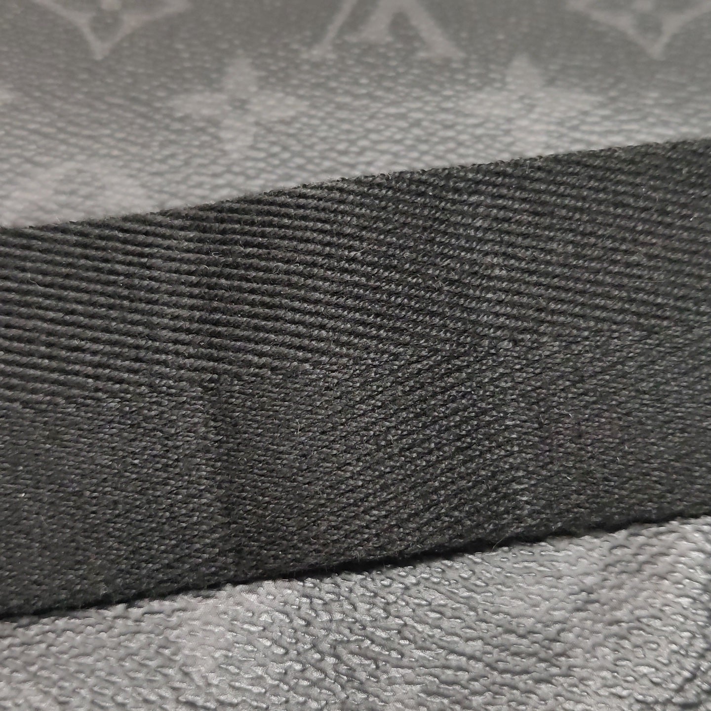 Louis Vuitton - District - Leather - Black - (small)