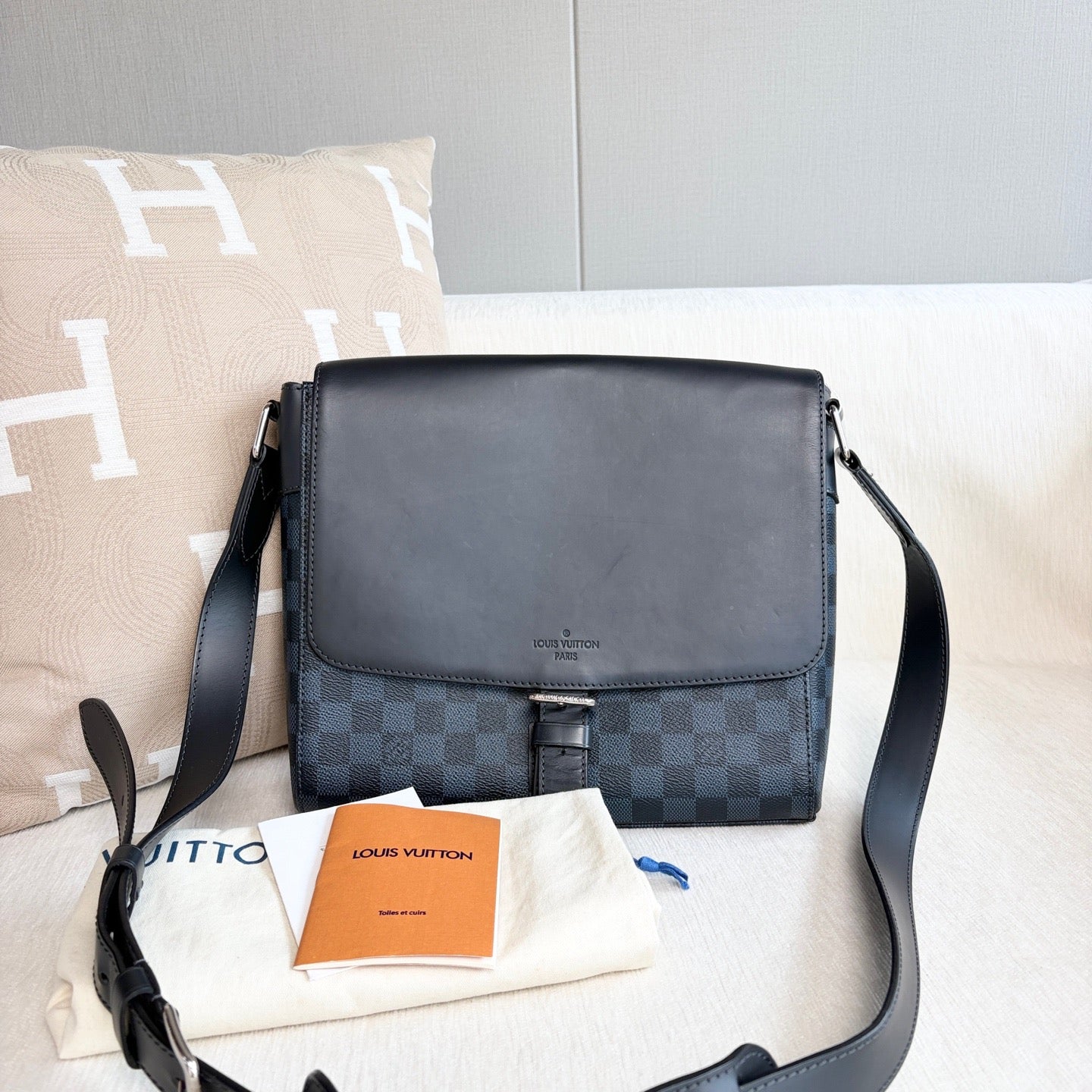 Louis Vuitton - District - Leather - Multicolour - (medium)