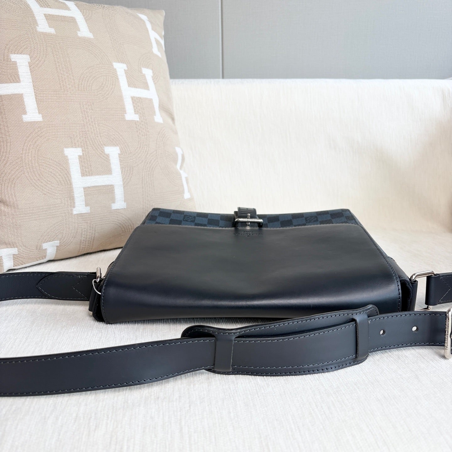 Louis Vuitton - District - Leather - Multicolour - (medium)