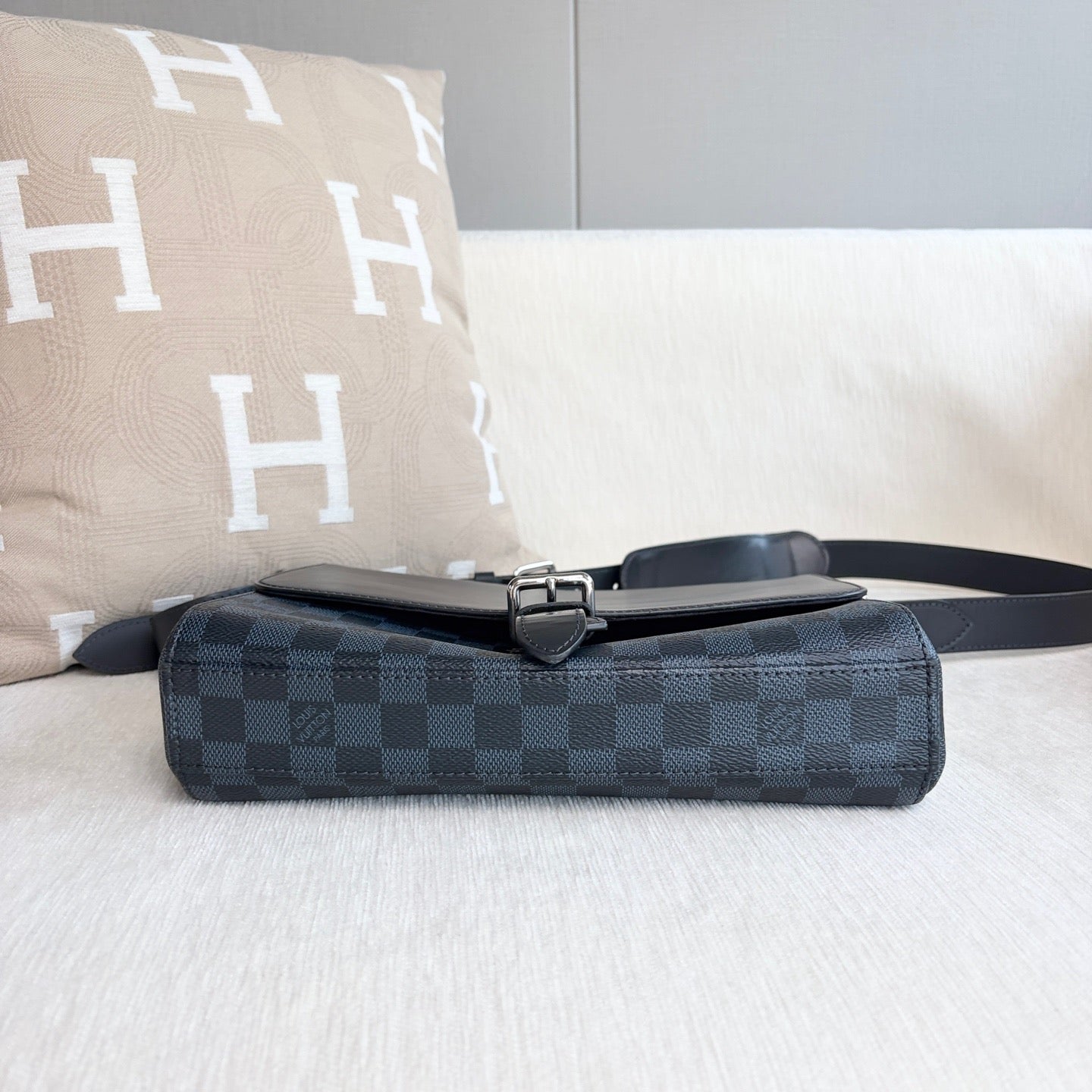 Louis Vuitton - District - Leather - Multicolour - (medium)