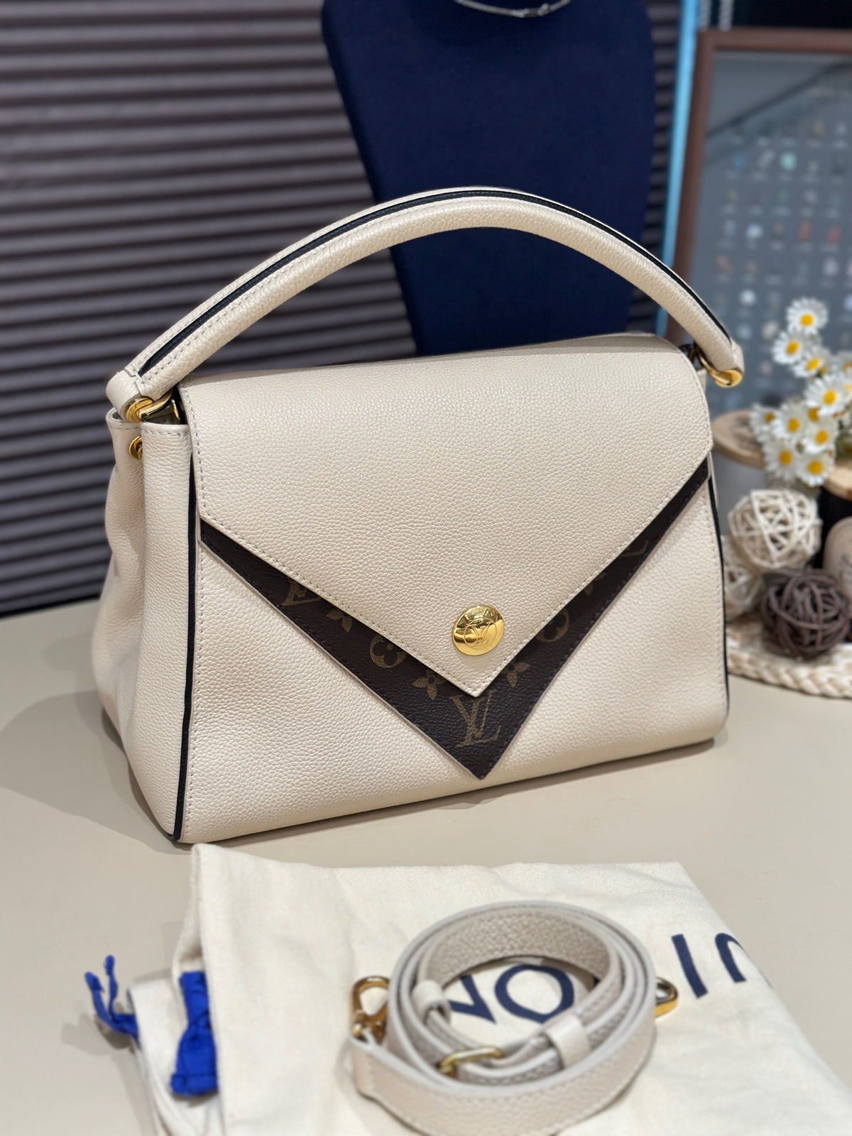 Louis Vuitton - Double V - Leather - Beige
