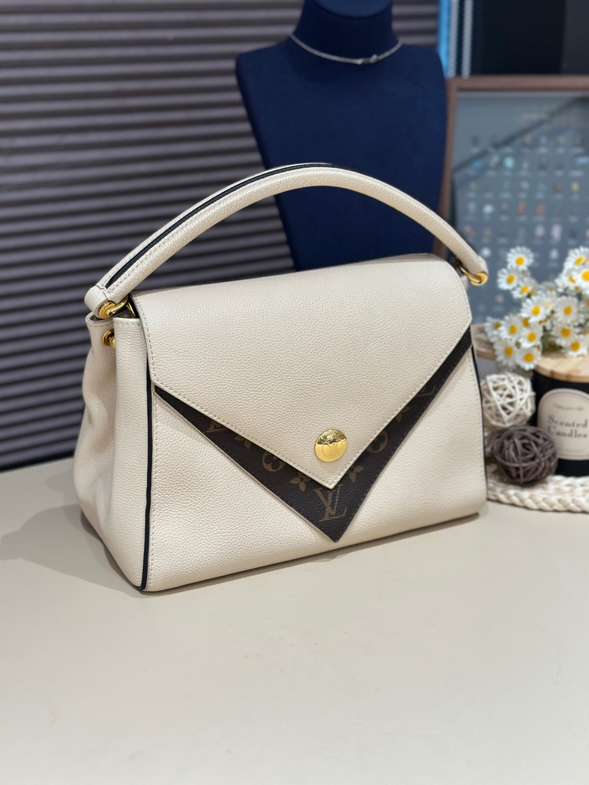 Louis Vuitton - Double V - Leather - Beige