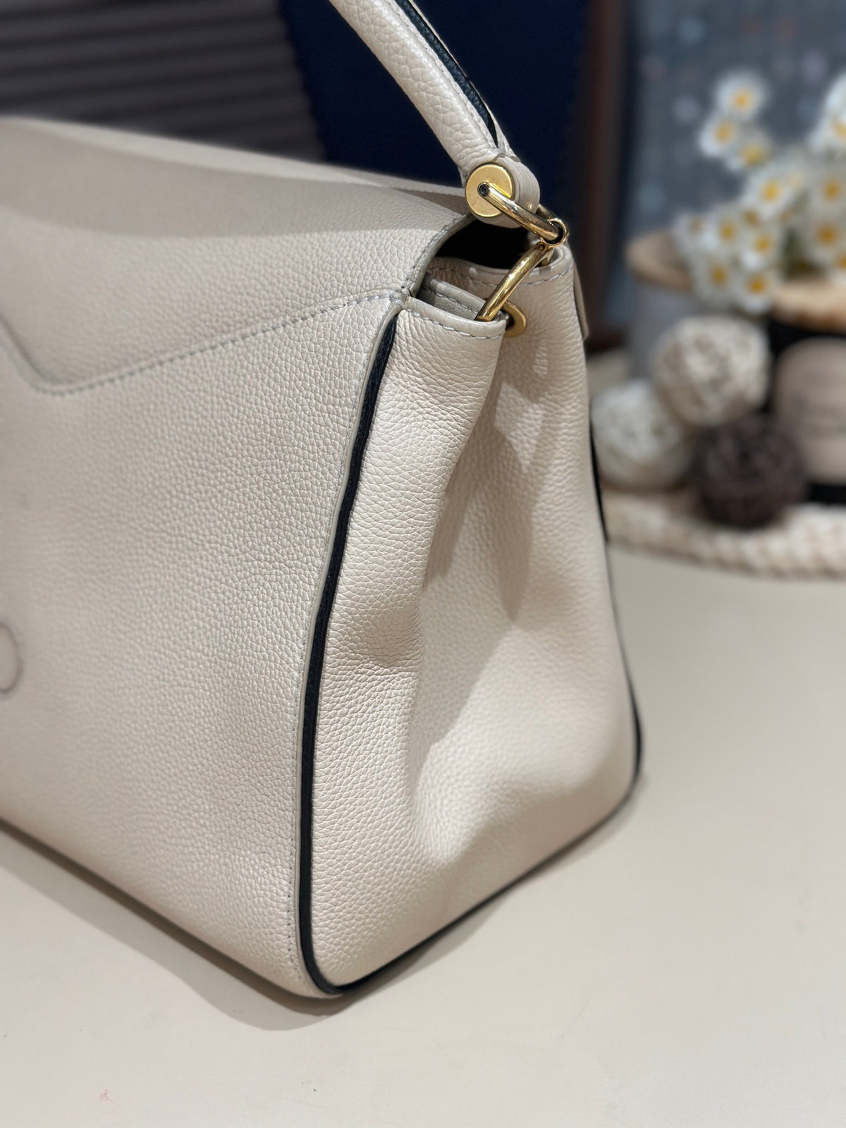 Louis Vuitton - Double V - Leather - Beige