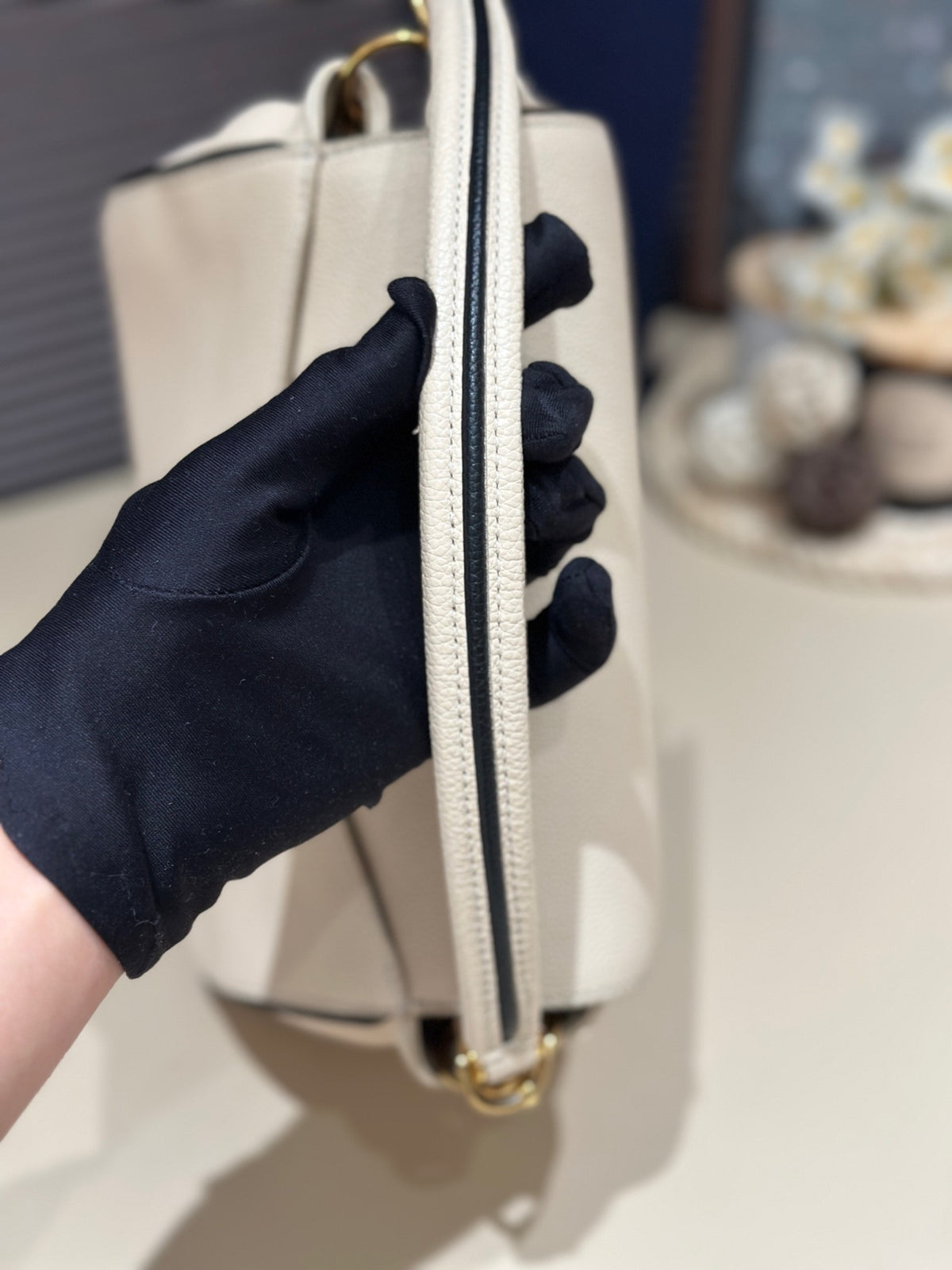 Louis Vuitton - Double V - Leather - Beige