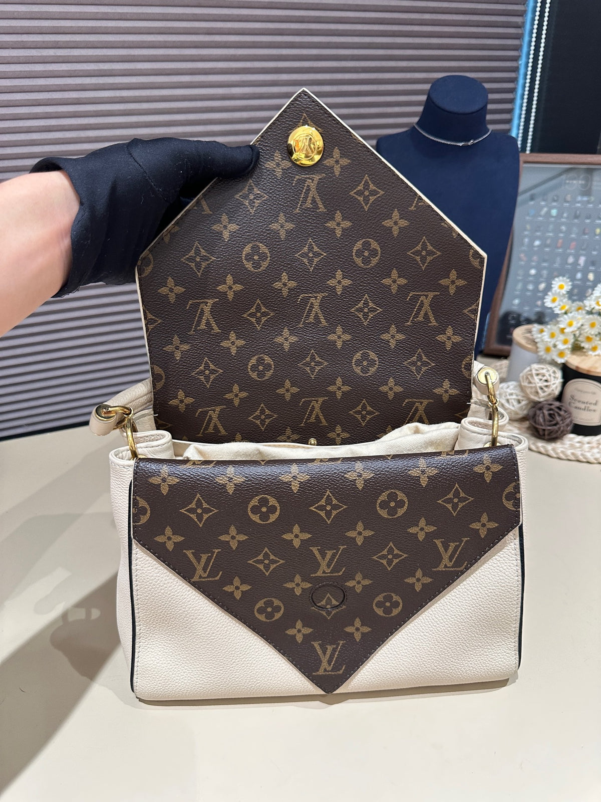 Louis Vuitton - Double V - Leather - Beige
