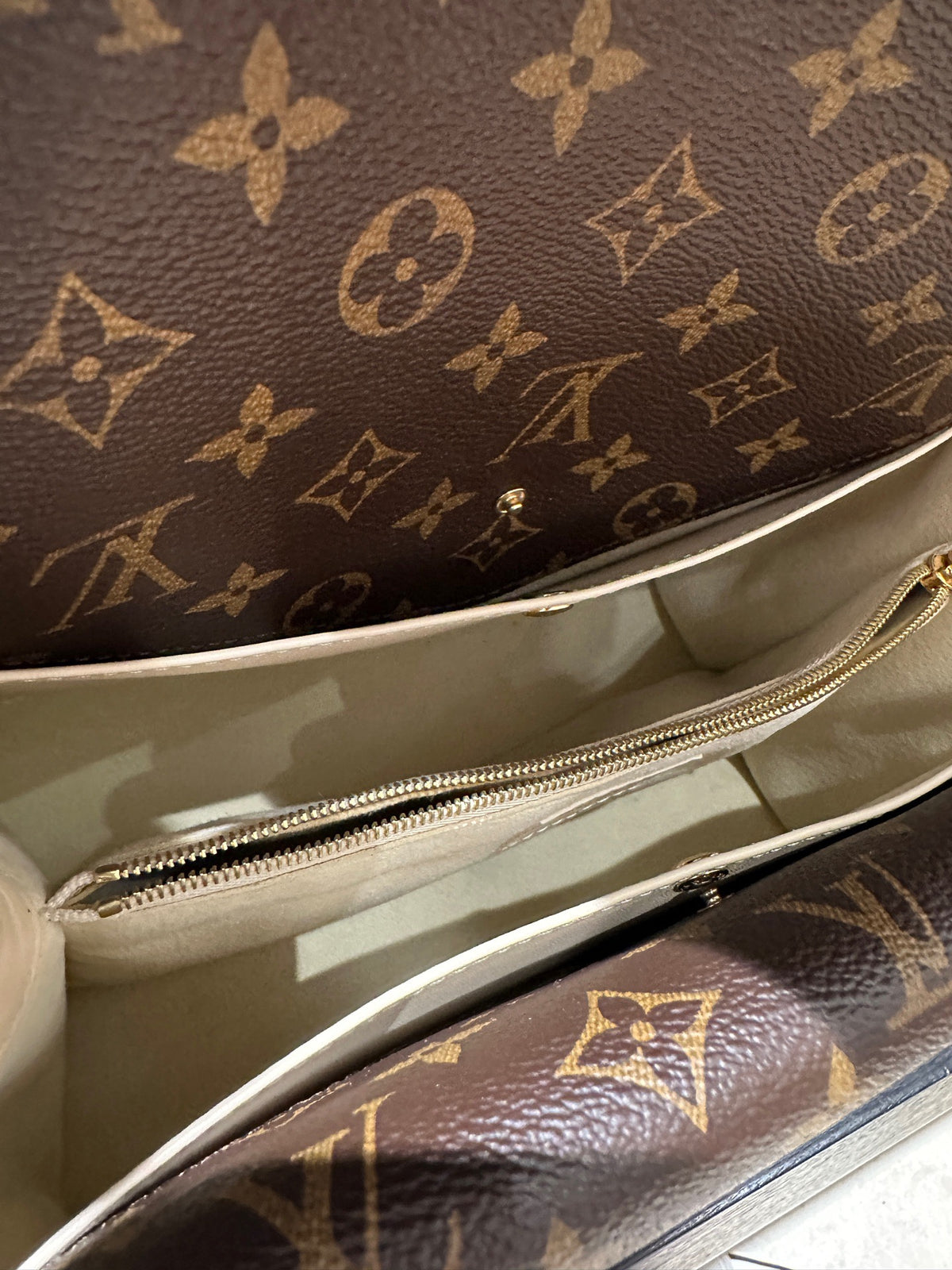 Louis Vuitton - Double V - Leather - Beige