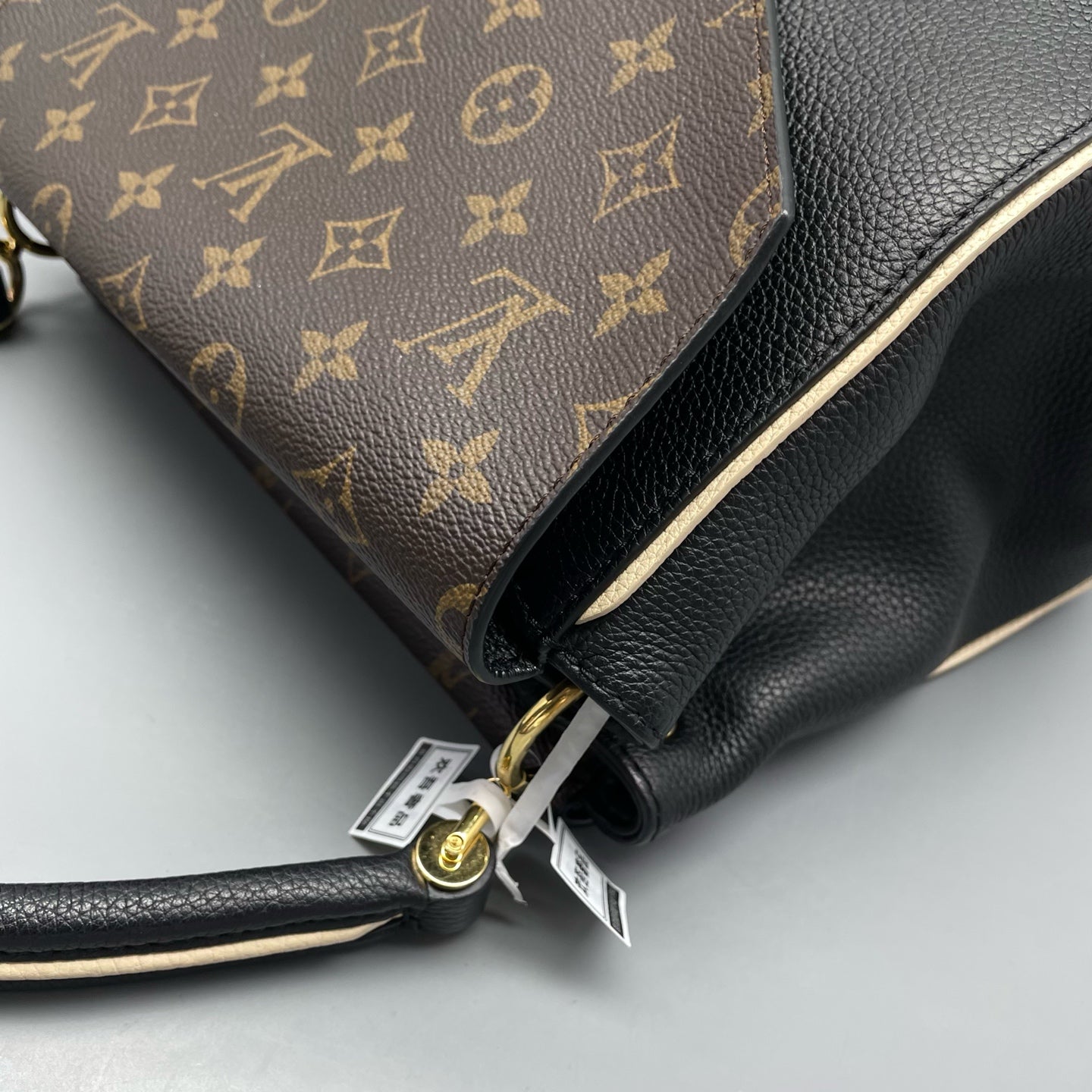 Louis Vuitton - Double V - Leather - Black - (medium)