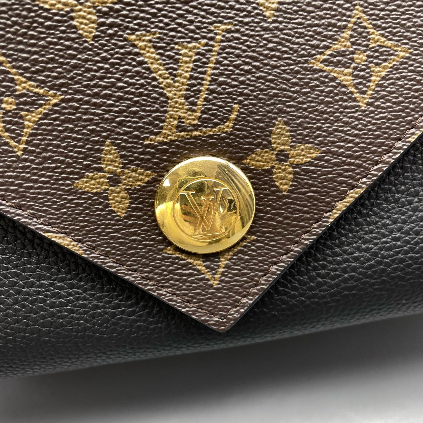 Louis Vuitton - Double V - Leather - Black - (medium)