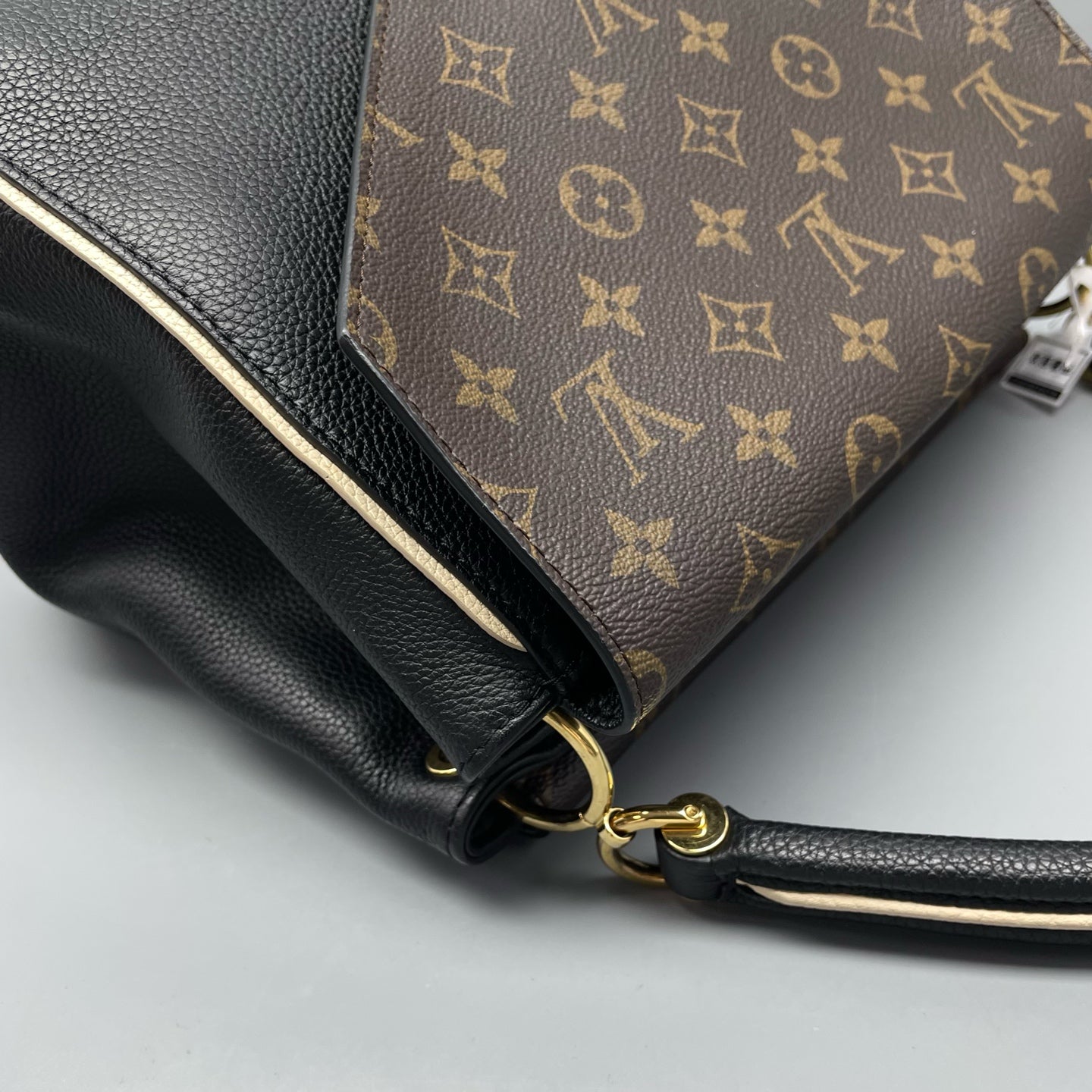 Louis Vuitton - Double V - Leather - Multicolour - (medium)