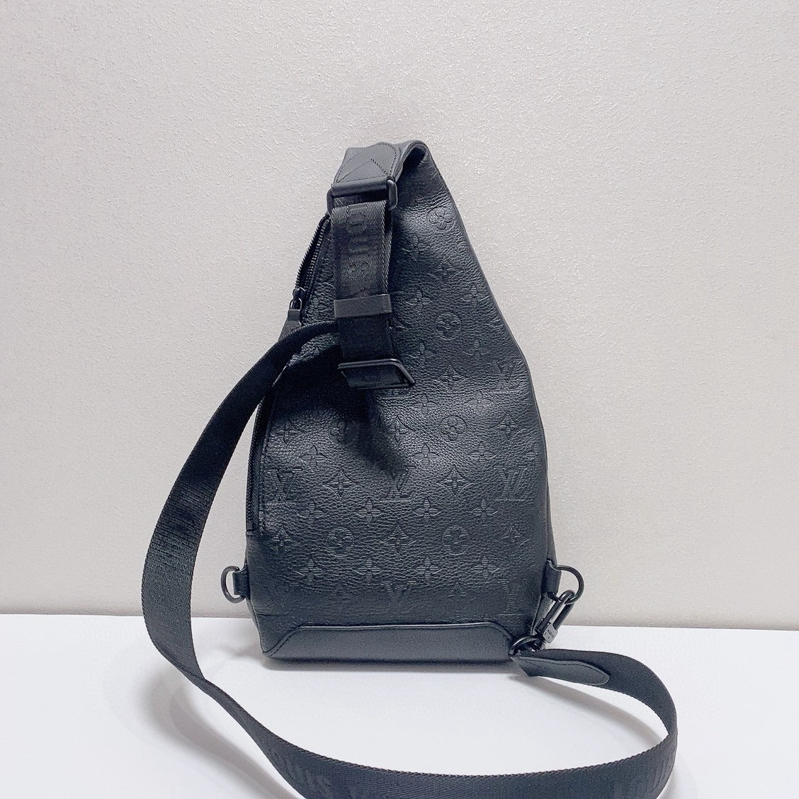 Louis Vuitton - Duo Slingbag - Leather - Black - (medium)