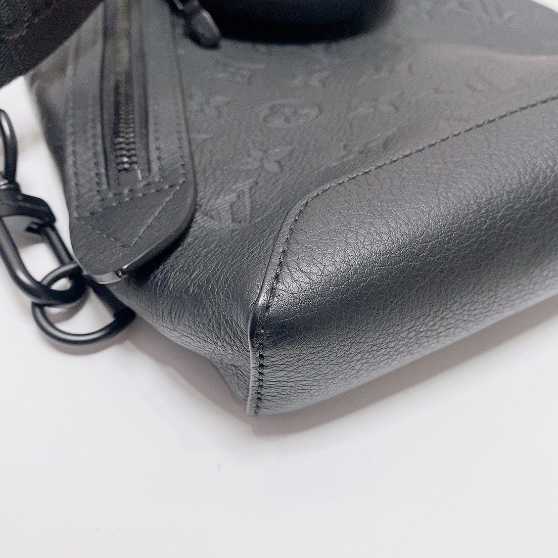 Louis Vuitton - Duo Slingbag - Leather - Black - (medium)