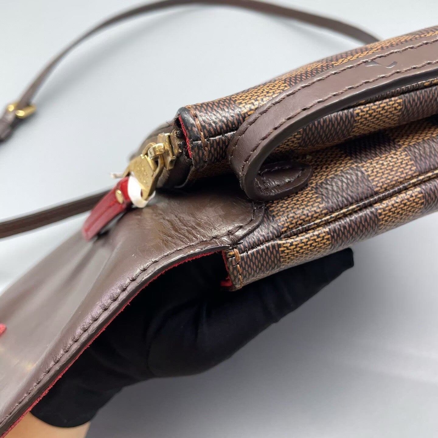 Louis Vuitton - Envelope Crossbody Bag - Damier Ebene coated canvas with leather trim - Brown with red interior lining - (Small)