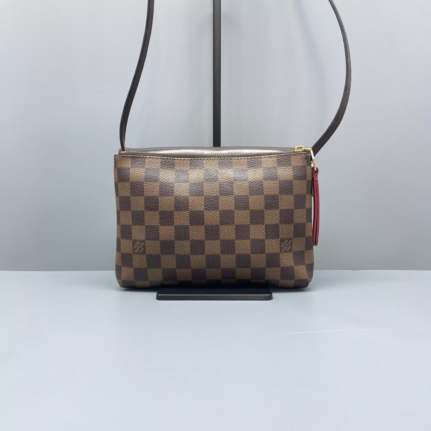 Louis Vuitton - Envelope Crossbody Bag - Damier Ebene coated canvas with leather trim - Brown with red interior lining - (Small)