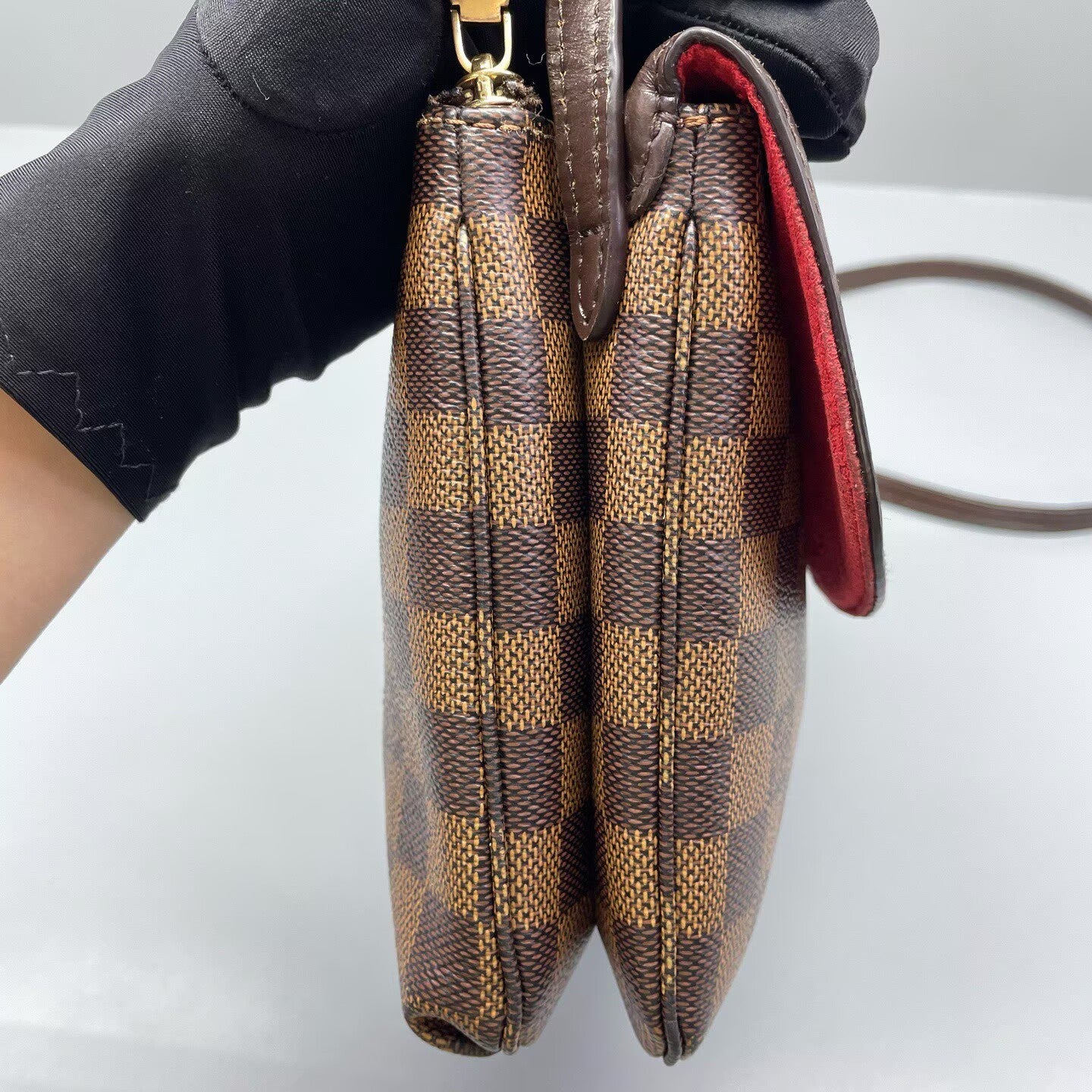 Louis Vuitton - Envelope Crossbody Bag - Damier Ebene coated canvas with leather trim - Brown with red interior lining - (Small)