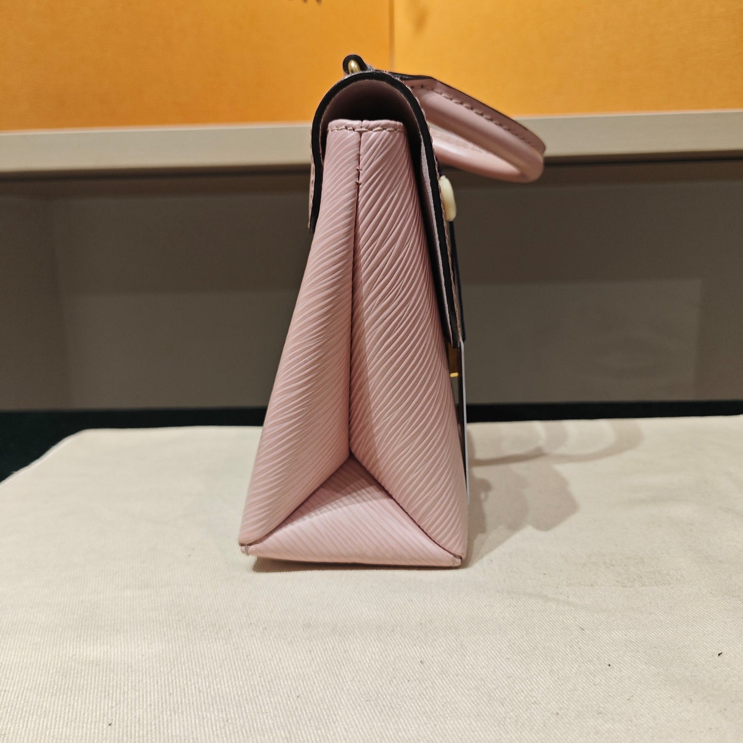 Louis Vuitton - Epi Leather Lock Shoulder Bag - Epi leather - Pink - (small)