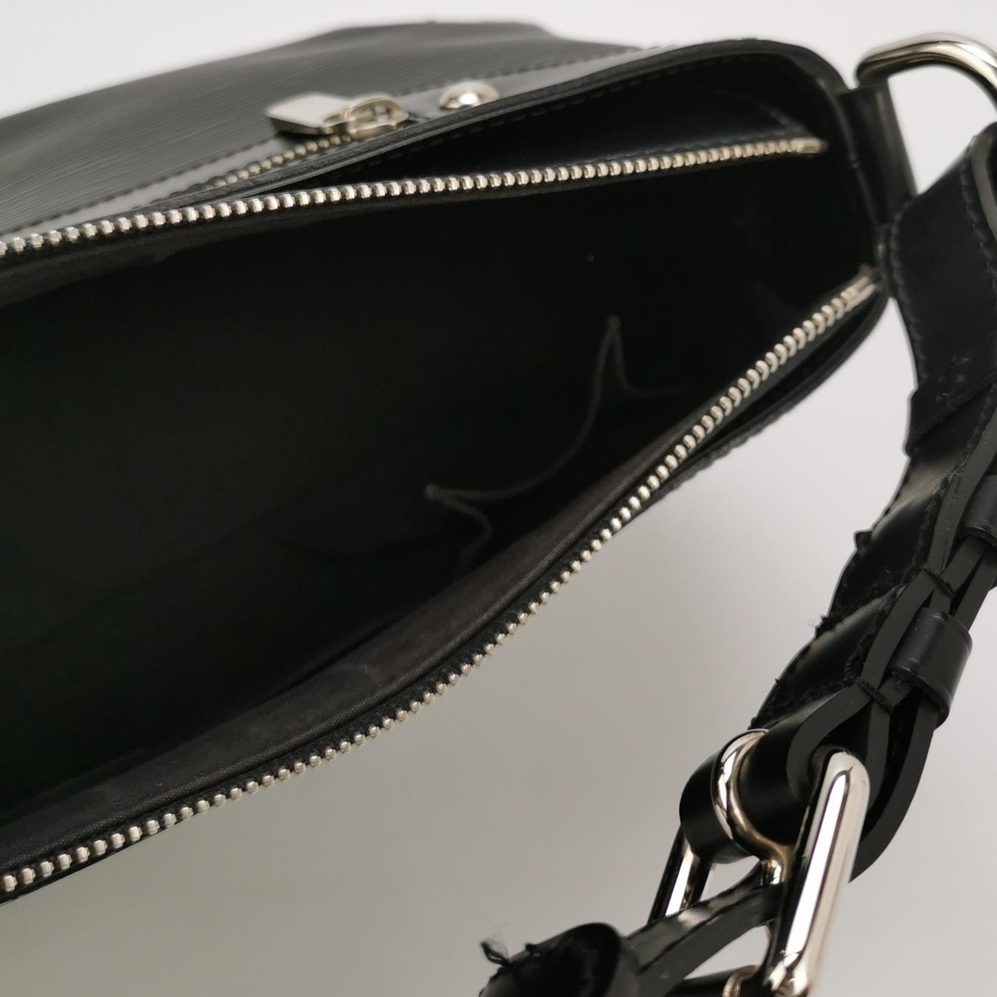 Louis Vuitton - Epi Leather Shoulder Bag - Epi leather - Black - (medium)