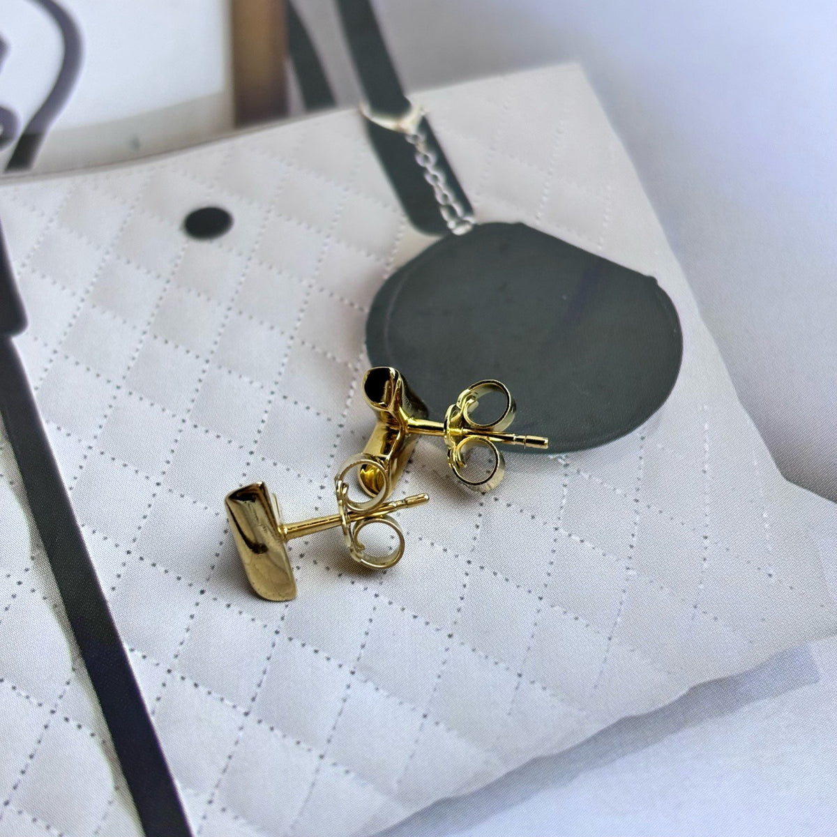 Louis Vuitton - Essential V - Brass with a gold-tone finish - Gold - (small)