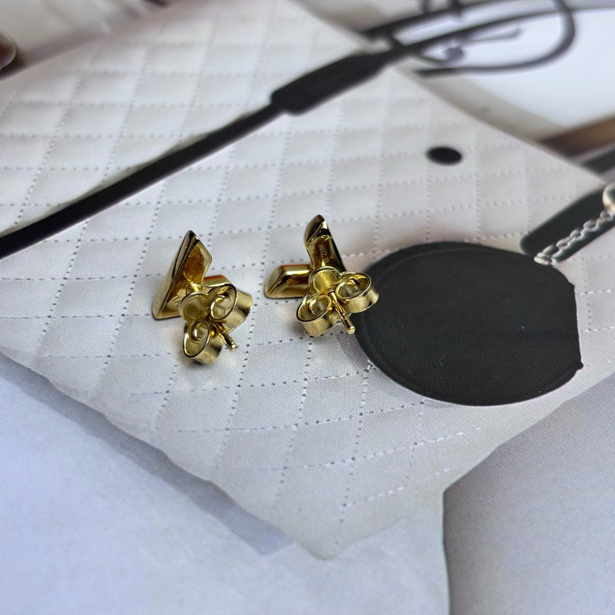 Louis Vuitton - Essential V - Brass with a gold-tone finish - Gold - (small)