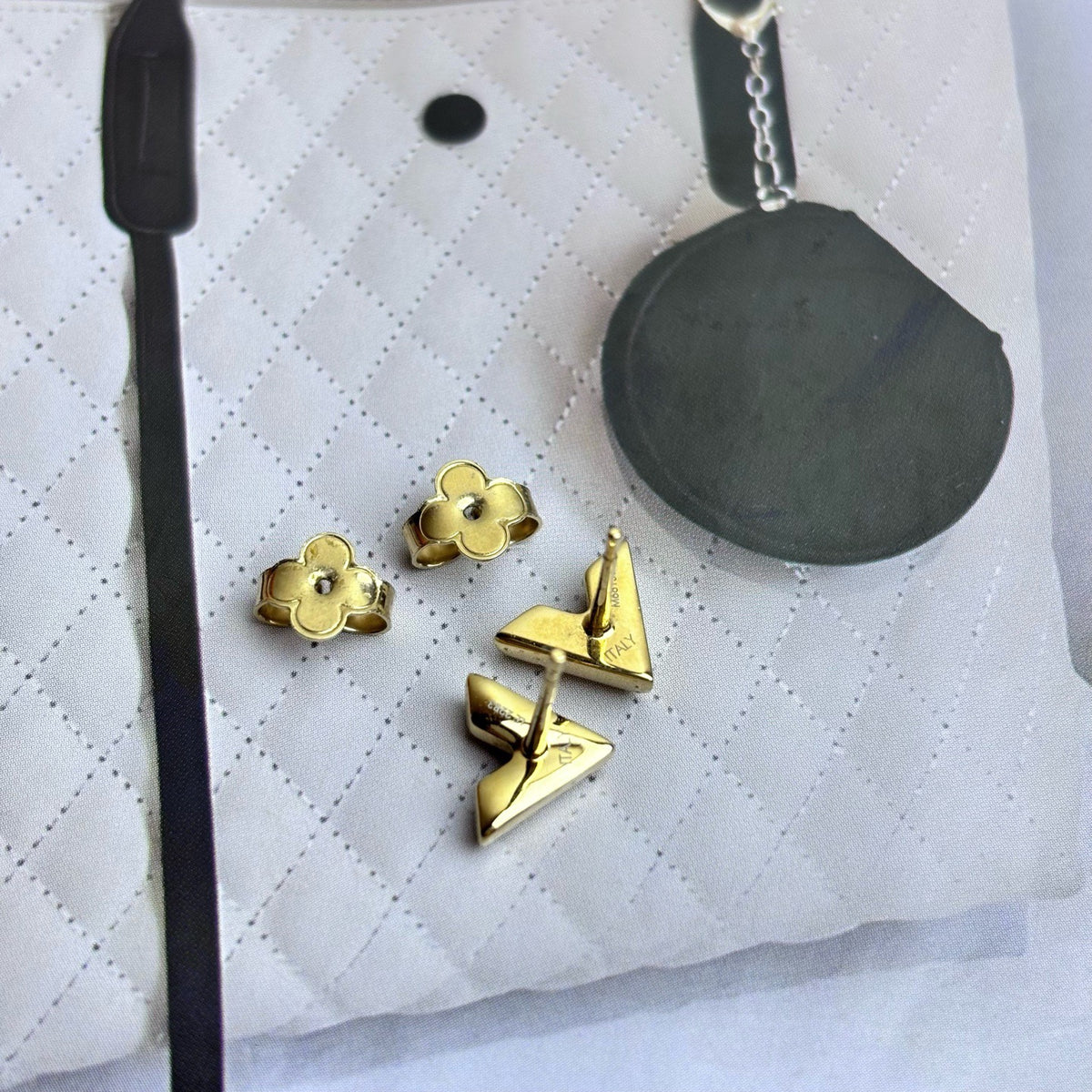 Louis Vuitton - Essential V - Brass with a gold-tone finish - Gold - (small)