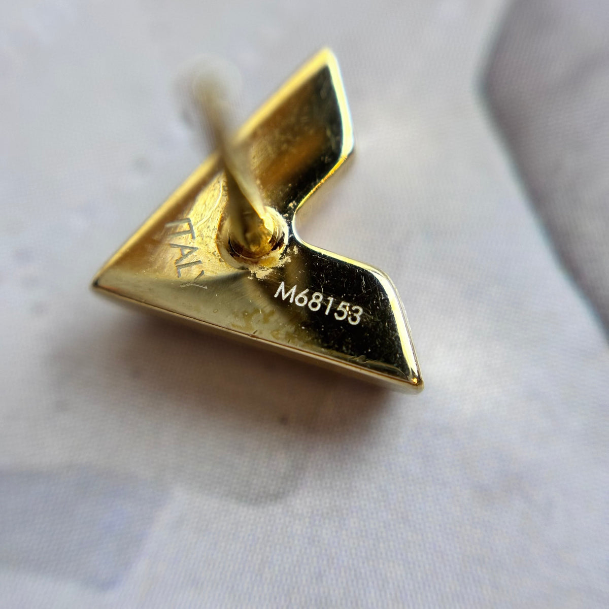 Louis Vuitton - Essential V - Brass with a gold-tone finish - Gold - (small)
