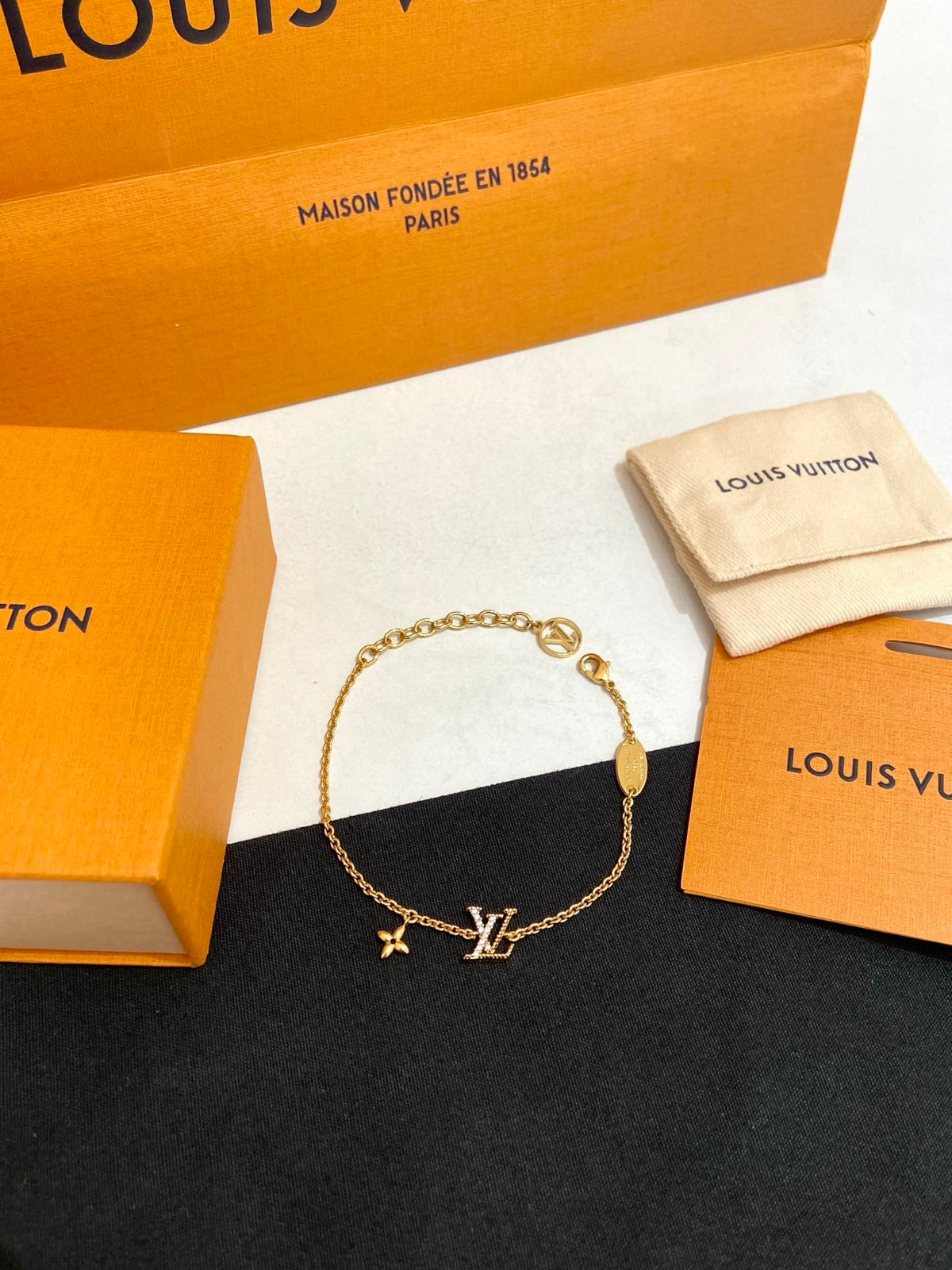 Louis Vuitton - Essential V - Crystal - Gold
