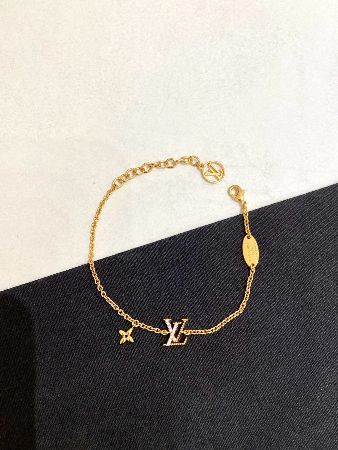 Louis Vuitton - Essential V - Crystal - Gold