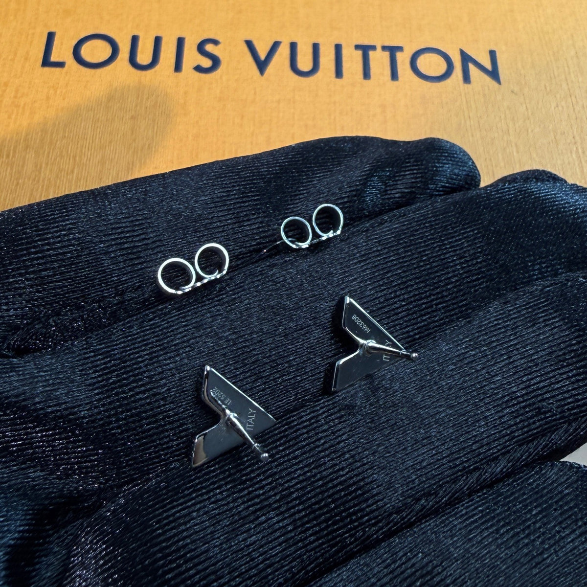 Louis Vuitton - Essential V - Silver-tone finish - Silver