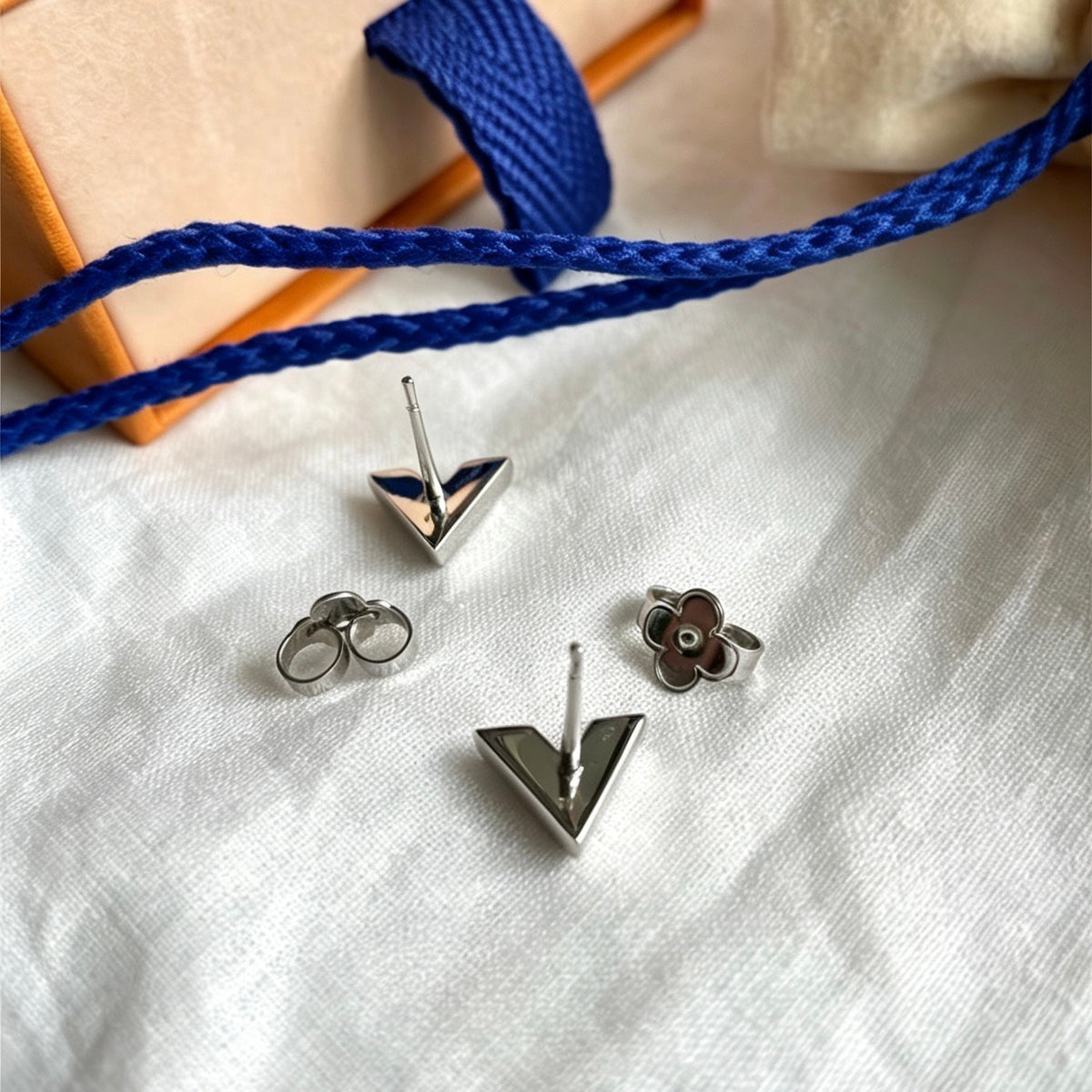 Louis Vuitton - Essential V - Silver-tone finish - Silver