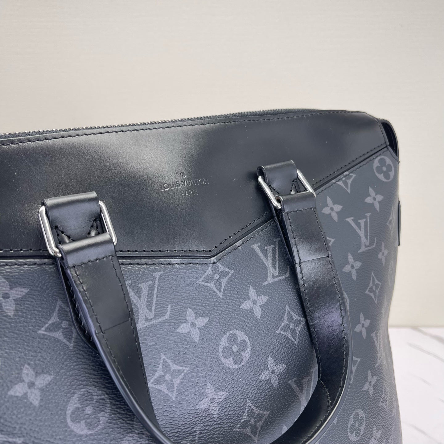 Louis Vuitton - Explorer - Leather - Black - (Large)