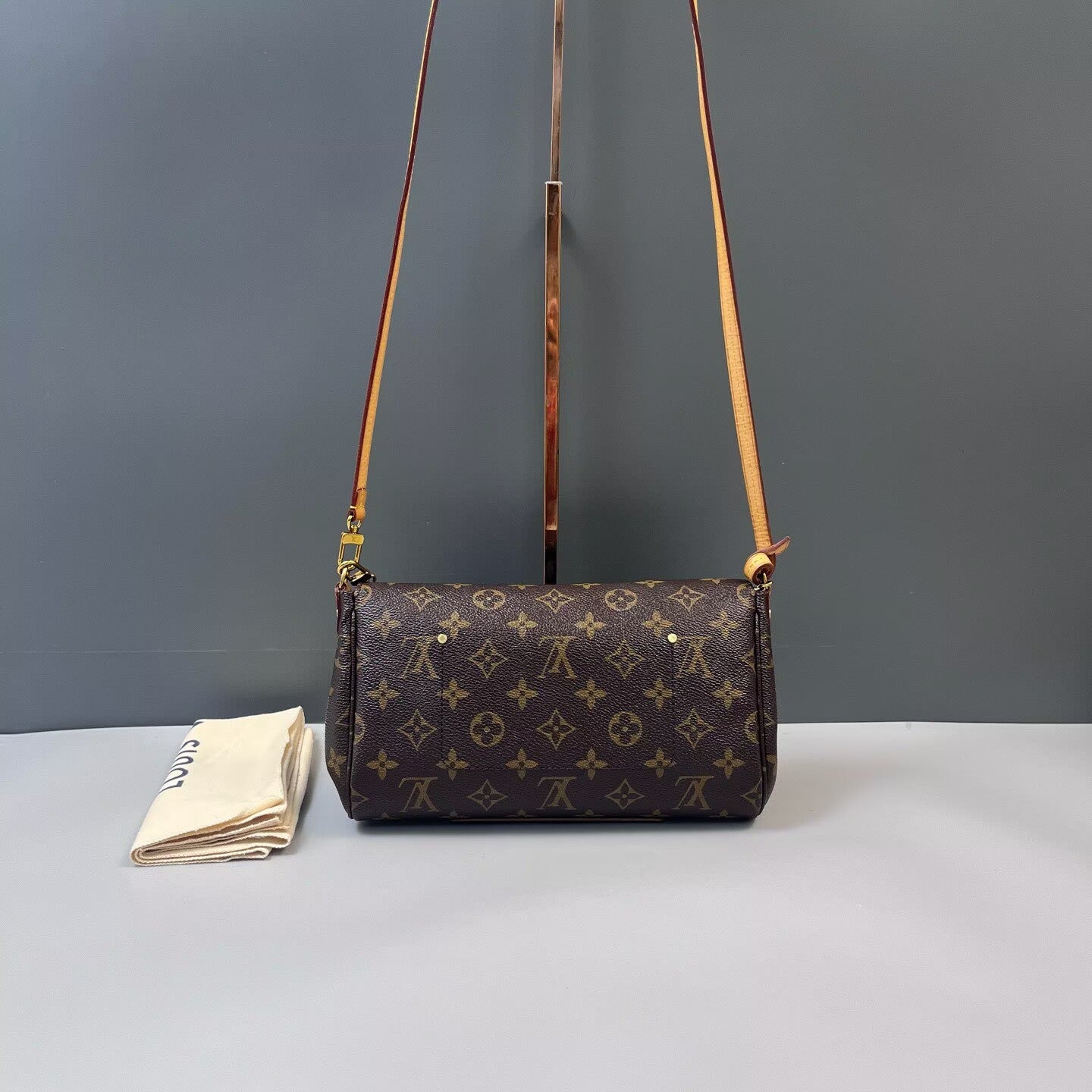 Louis Vuitton - Favorite MM - Monogram coated canvas with Vachetta leather trim - Brown - (medium)