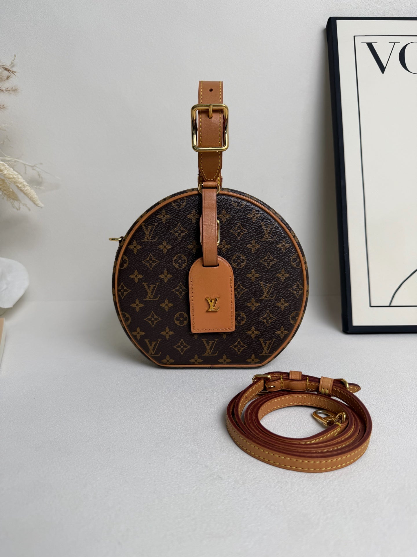 Louis Vuitton - Hard Round Cake Medium - Leather - Brown - (medium)