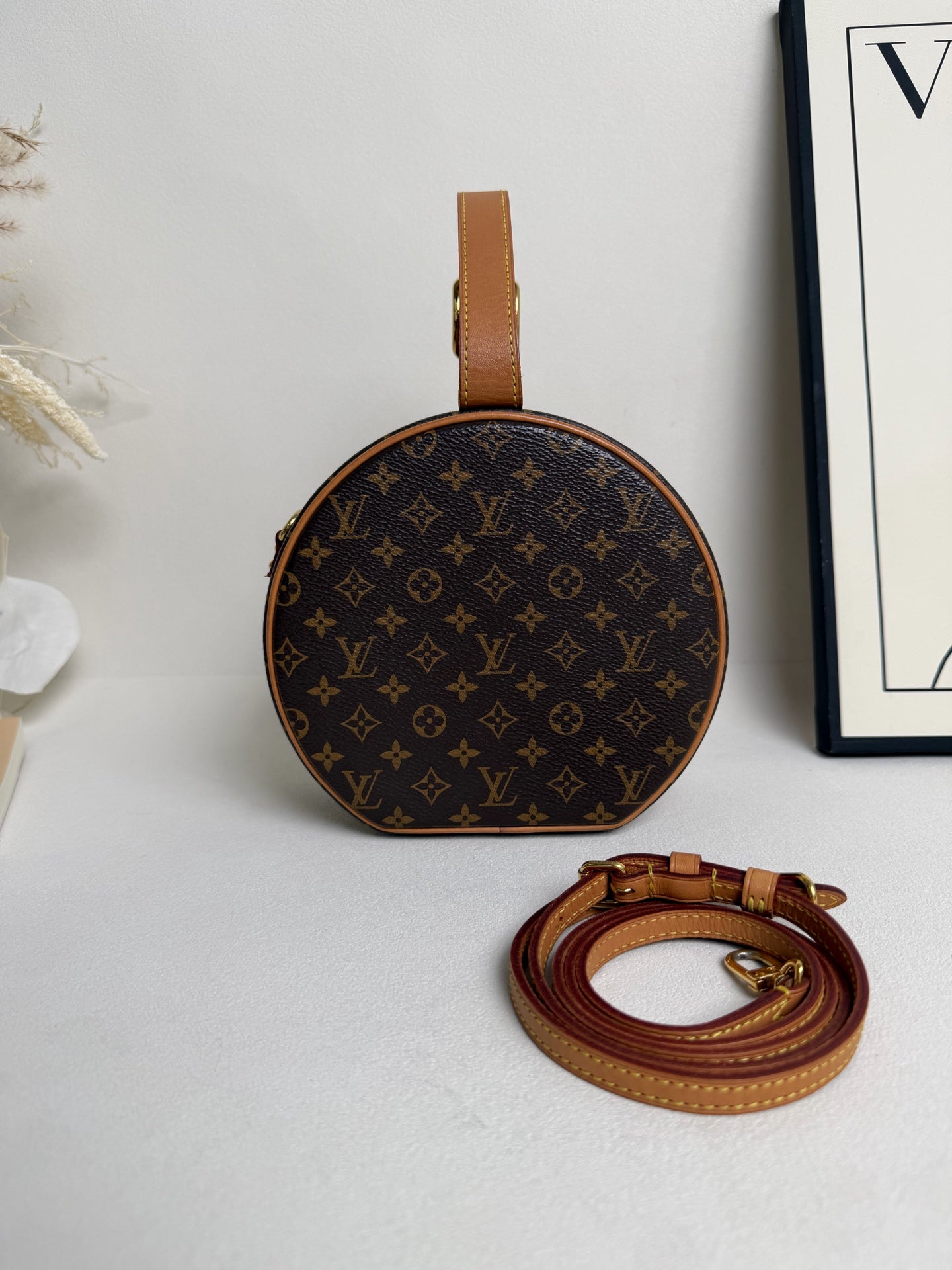 Louis Vuitton - Hard Round Cake Medium - Leather - Brown - (medium)
