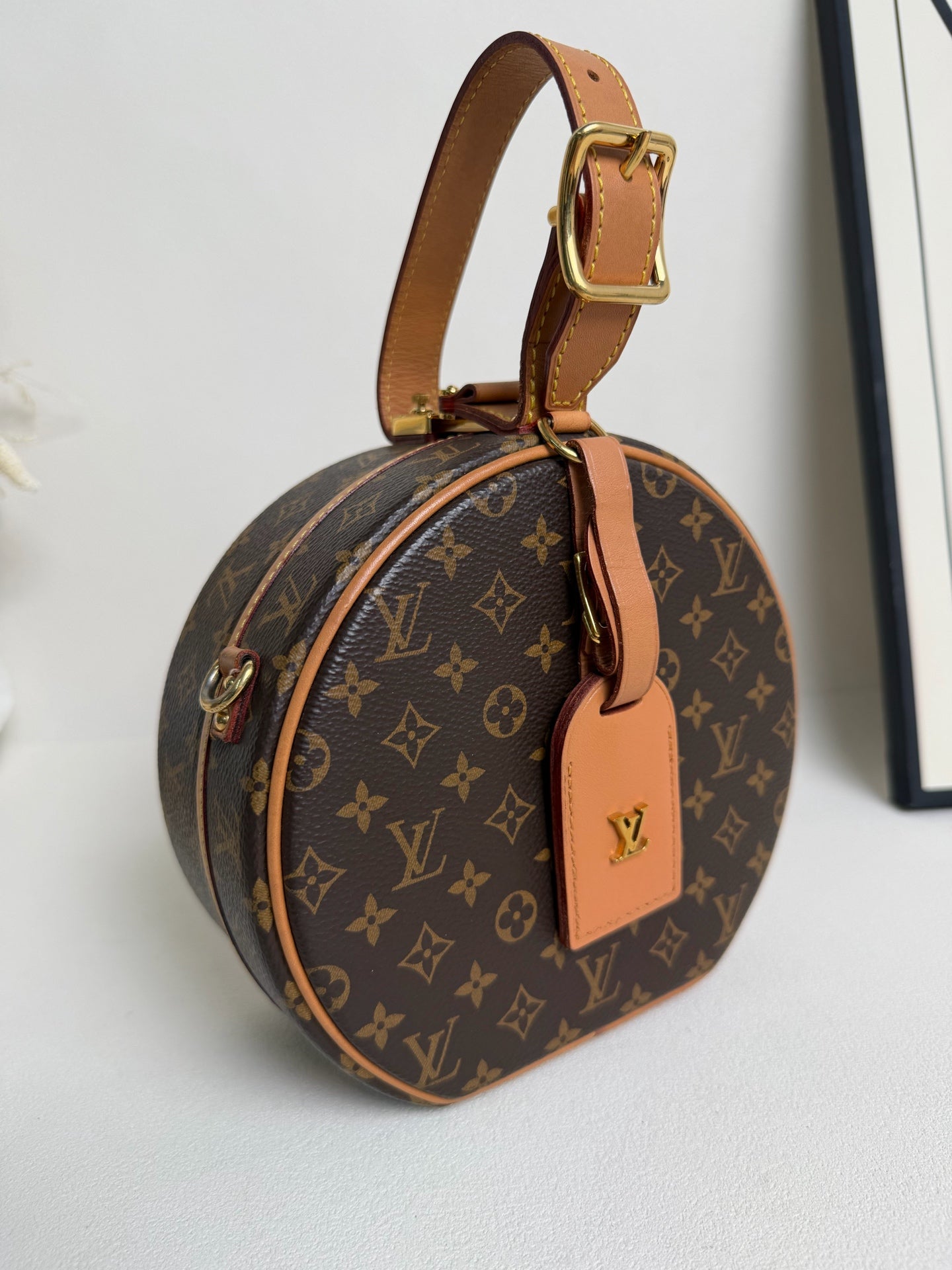 Louis Vuitton - Hard Round Cake Medium - Leather - Brown - (medium)