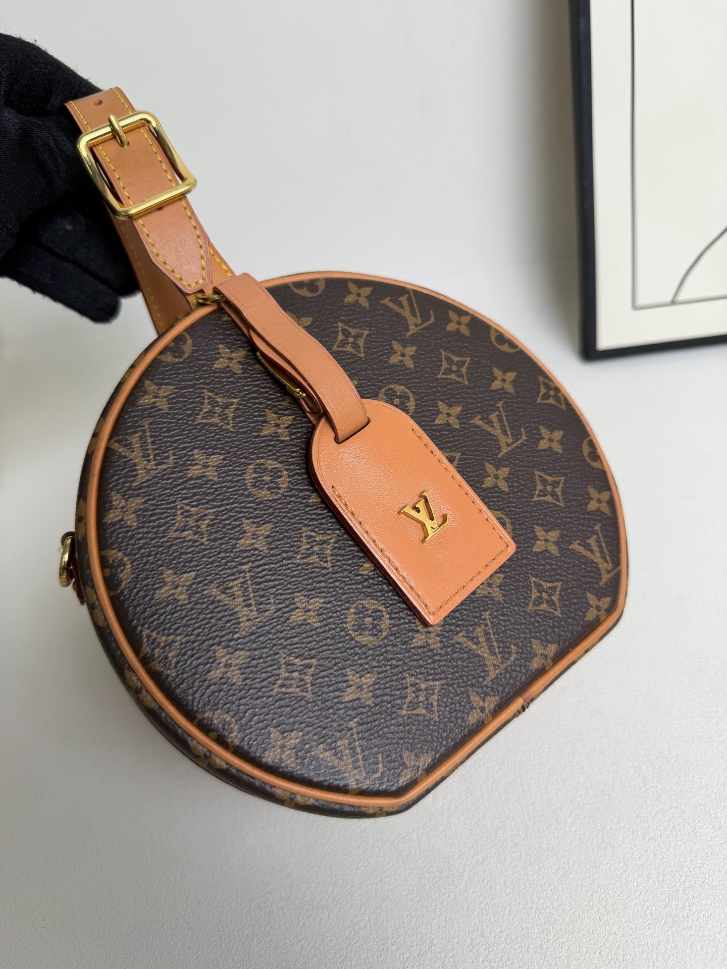 Louis Vuitton - Hard Round Cake Medium - Leather - Brown - (medium)