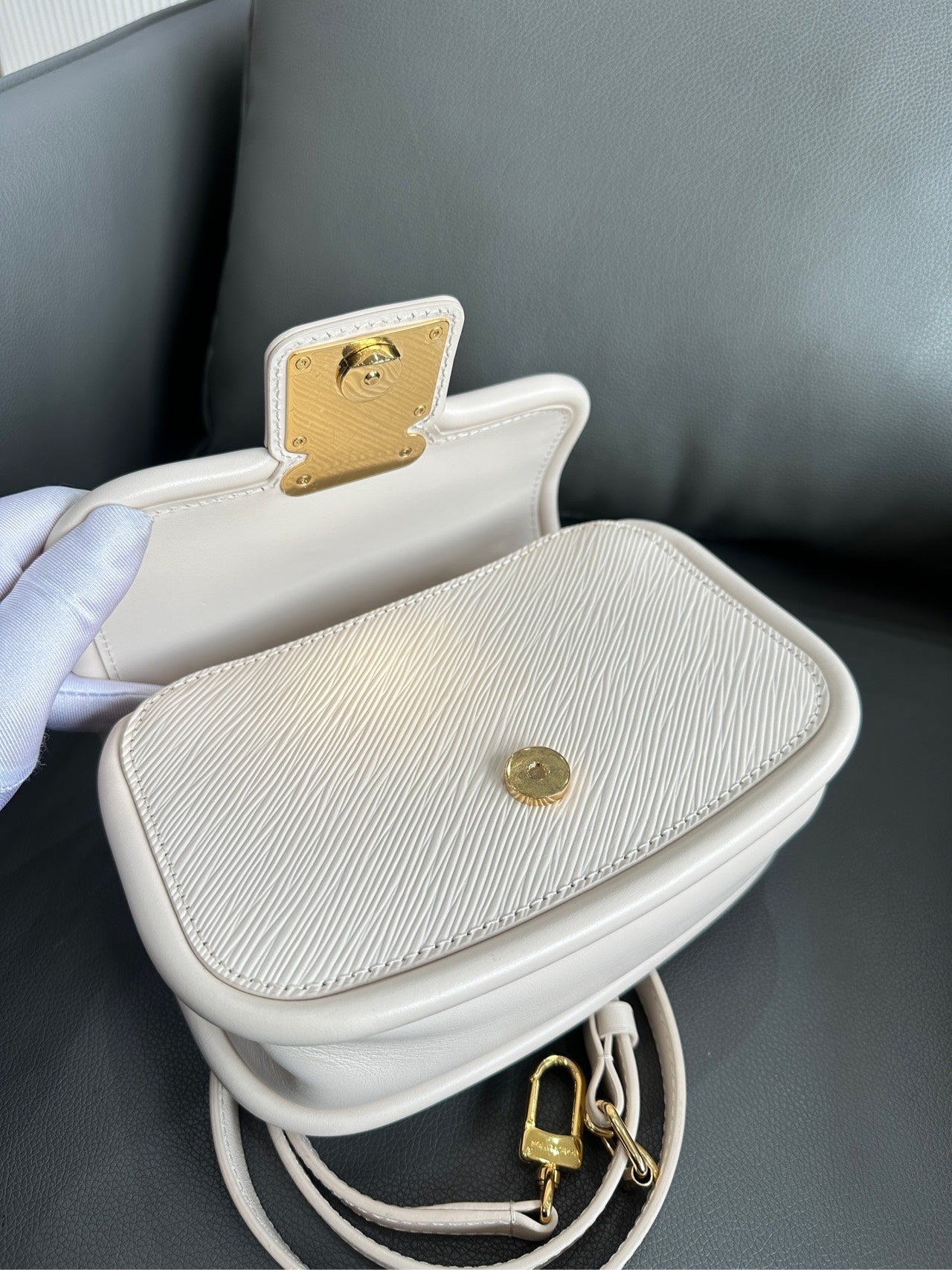 Louis Vuitton - HIDE AND SEEK - Leather - White - (mini)