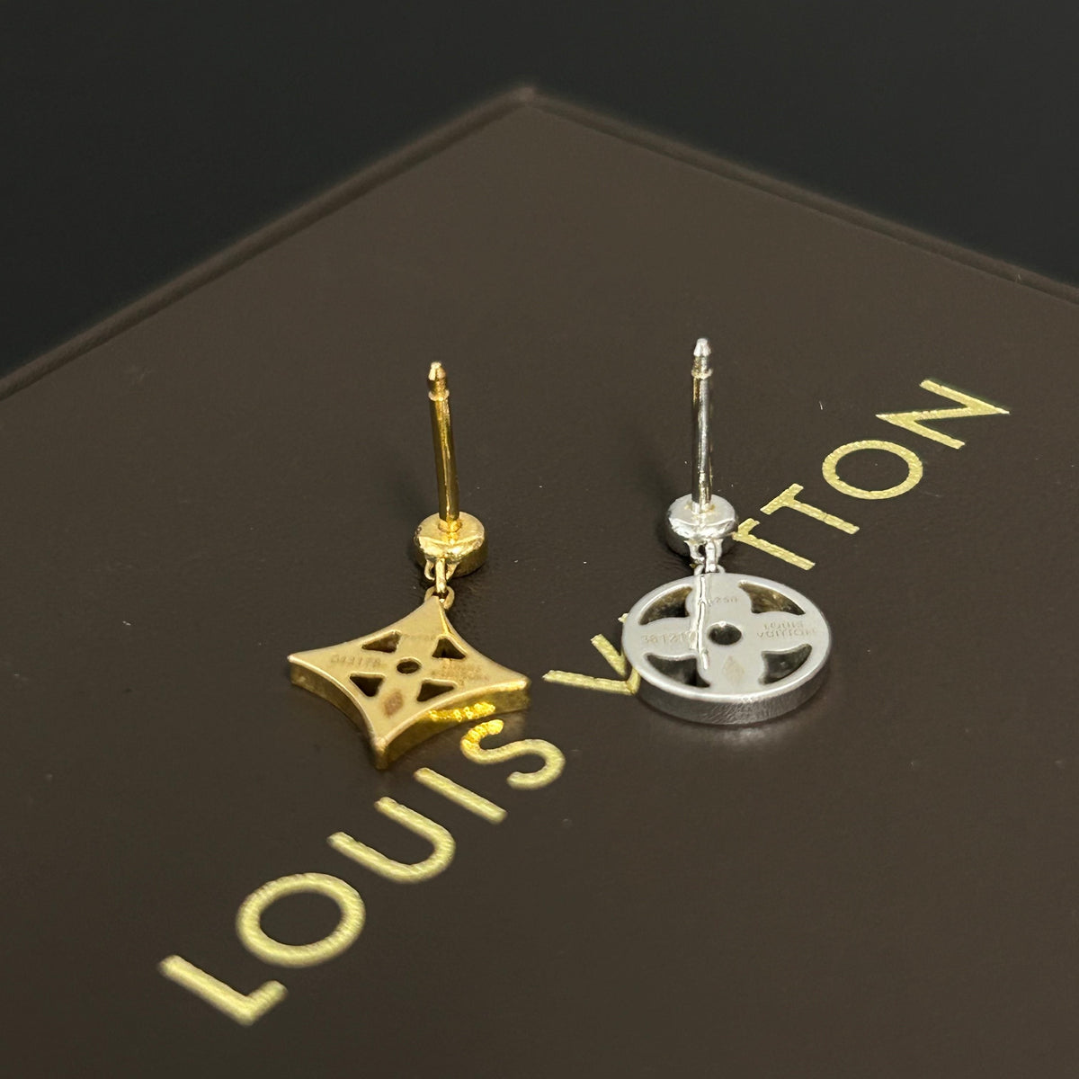Louis Vuitton - Idylle Blossom Asymmetrical Earrings - 18K yellow gold and white gold with diamond accents - Multicolour