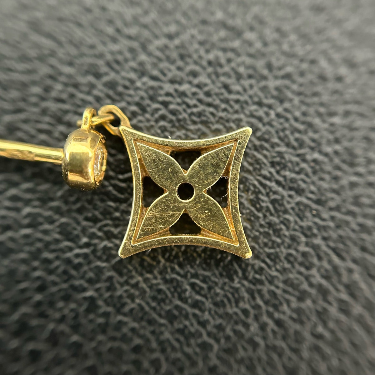 Louis Vuitton - Idylle Blossom Asymmetrical Earrings - 18K yellow gold and white gold with diamond accents - Multicolour