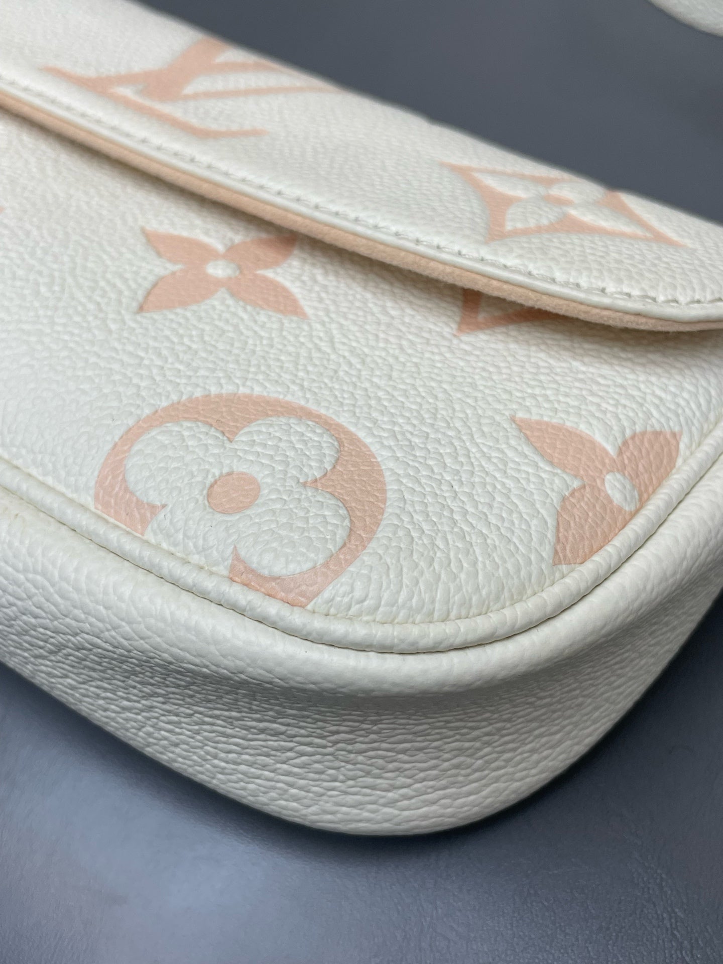 Louis Vuitton - Ivy - Embossed leather - White - (mini)